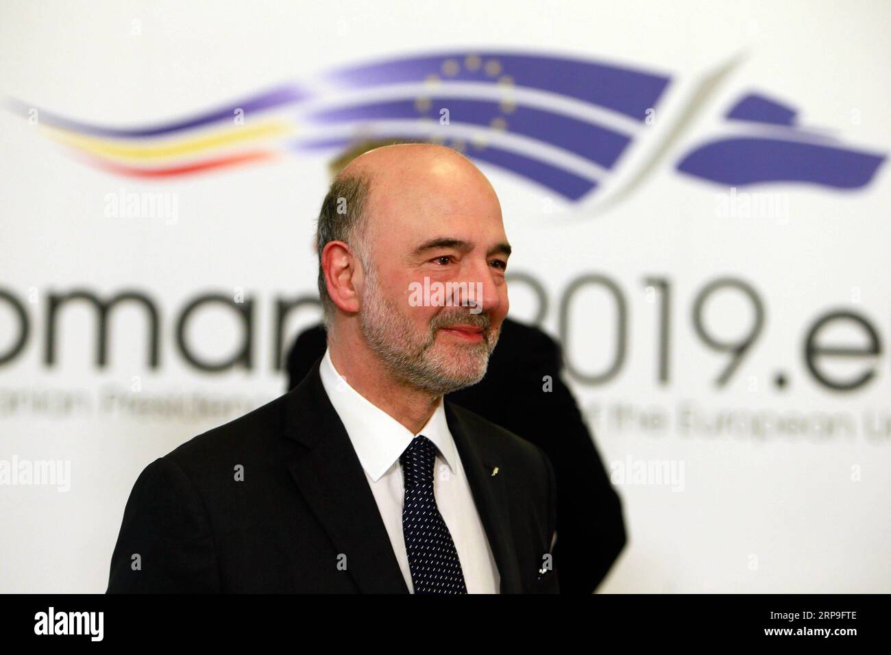 (190405) -- BUCAREST, le 5 avril 2019 -- Pierre Moscovici, commissaire européen chargé des affaires économiques et financières, de la fiscalité et des douanes, participe à la réunion informelle des ministres des finances de l'UE à Bucarest, Roumanie, le 5 avril 2019. La présidence roumaine du Conseil européen tentera de trouver des solutions pour réduire les divergences de développement régional et pour réduire la bureaucratie au niveau européen, a déclaré vendredi le ministre roumain des Finances Eugen Teodorovici lors de la réunion informelle des ministres des Finances de l'UE. La réunion a eu lieu vendredi et samedi à Bucarest. ) ROUMANIE-BUCAREST-EU-FINAN Banque D'Images