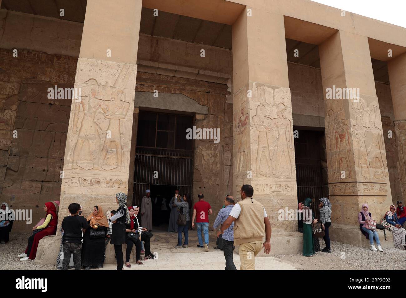 (190406) -- SOHAG, 6 avril 2019 (Xinhua) -- visite du temple mortuaire de Seti Ier à Sohag, Égypte, le 5 avril 2019. Le temple mortuaire de Seti I est un temple commémoratif pour Seti I, un roi de la 19e dynastie et père du roi Ramsès II dans l'Egypte ancienne. (Xinhua/Ahmed Gomaa) ÉGYPTE-SOHAG-TEMPLE MORTUAIRE DE SETI i PUBLICATIONxNOTxINxCHN Banque D'Images