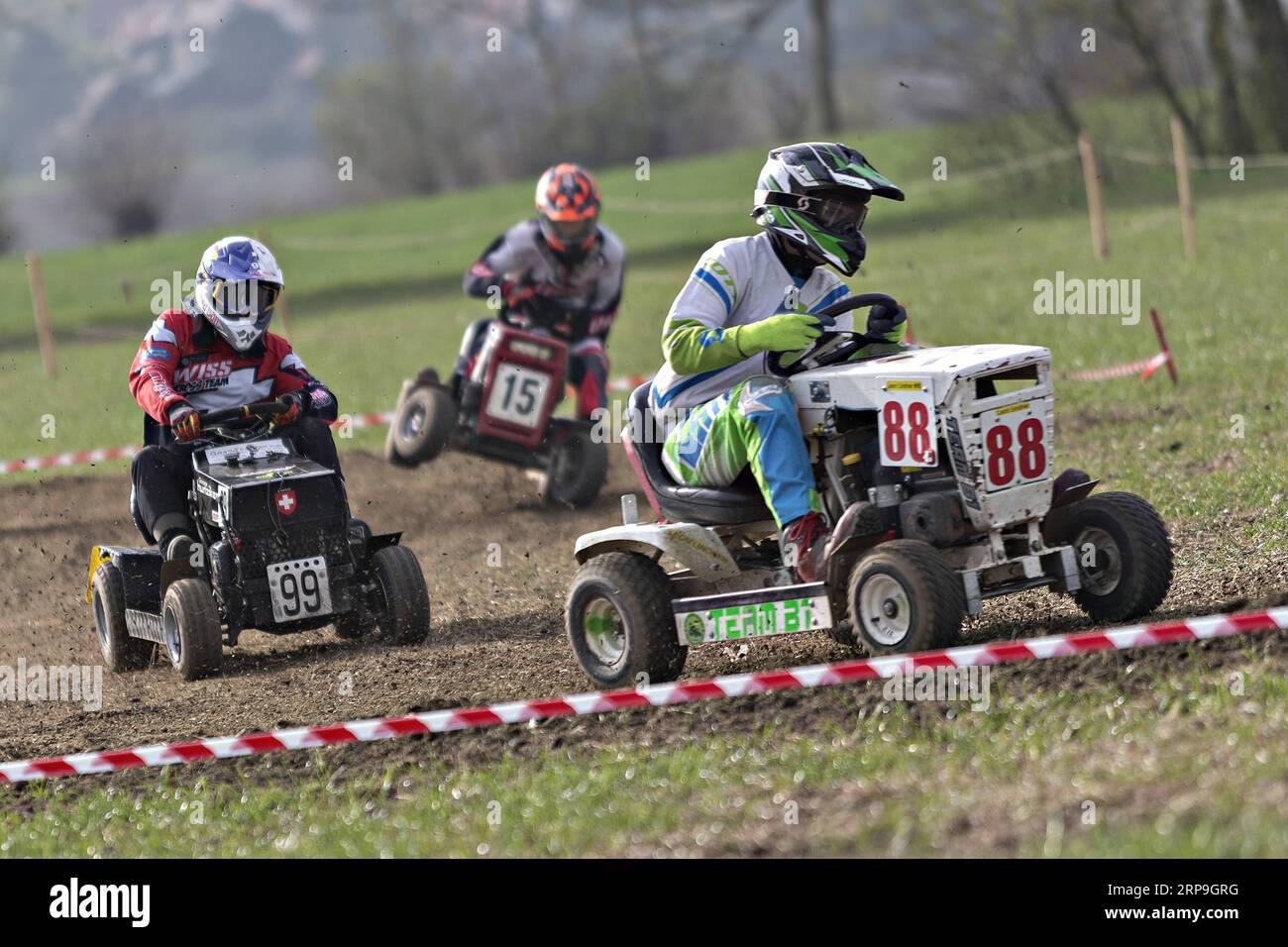 (190406) -- OBERGLATT (SUISSE), le 6 avril 2019 -- les participants conduisent leur tondeuse à gazon lors d'une compétition de course de tondeuses à gazon à Oberglatt, près de Zurich, Suisse, le 6 avril 2019. La course de tondeuses à gazon est une forme de sport automobile dans lequel les concurrents font la course de tondeuses à gazon modifiées. Les moteurs de faucheuse d'origine sont conservés, mais les lames sont retirées pour des raisons de sécurité. ) SUISSE-OBERGLATT-COURSE DE TONDEUSE MichelexLimina PUBLICATIONxNOTxINxCHN Banque D'Images