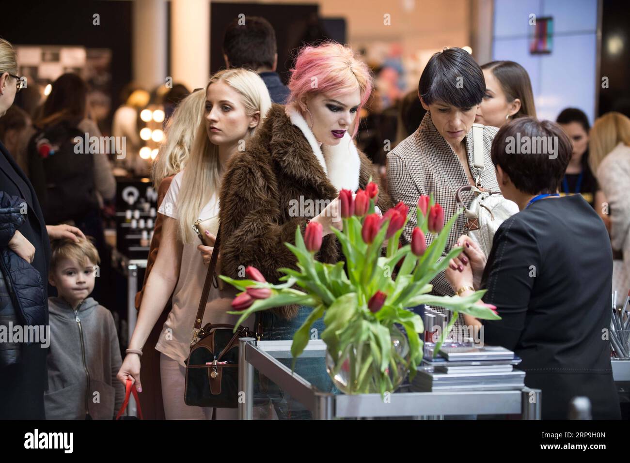 (190407) -- VILNIUS, le 7 avril 2019 -- les visiteurs choisissent leurs produits lors de l'exposition internationale de l'industrie de la beauté Cendrillon à Vilnius, Lituanie, le 6 avril 2019. La foire de trois jours qui dure du 5 au 7 avril, réunissant de célèbres experts et professionnels de la beauté lituaniens et étrangers, offre la possibilité de découvrir les dernières tendances mondiales de la beauté. LITUANIE-VILNIUS-INDUSTRIE DE LA BEAUTÉ-EXPOSITION AlfredasxPliadis PUBLICATIONxNOTxINxCHN Banque D'Images