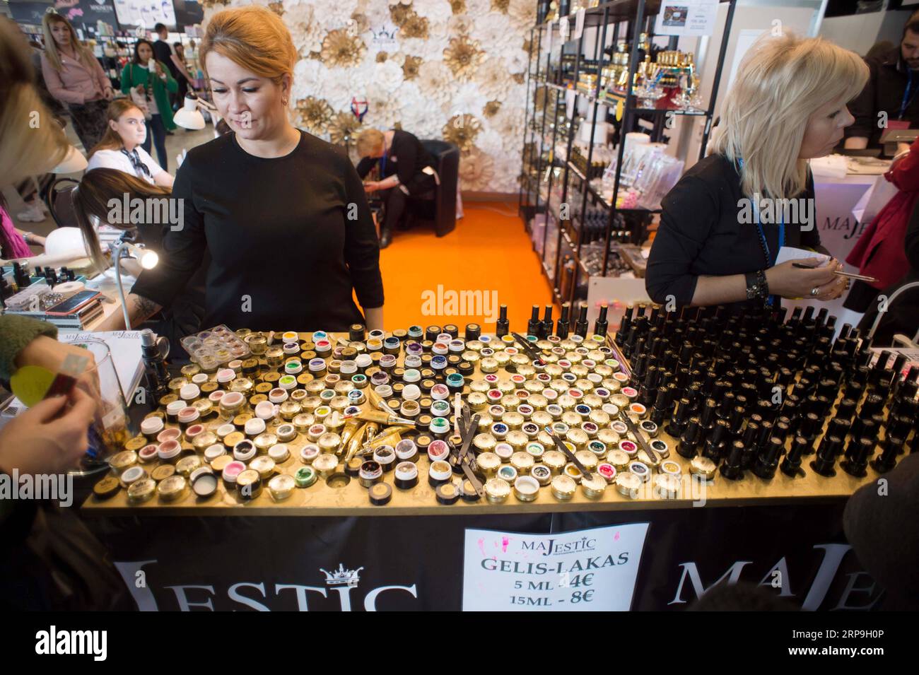 (190407) -- VILNIUS, le 7 avril 2019 -- les visiteurs choisissent leurs produits lors de l'exposition internationale de l'industrie de la beauté Cendrillon à Vilnius, Lituanie, le 6 avril 2019. La foire de trois jours qui dure du 5 au 7 avril, réunissant de célèbres experts et professionnels de la beauté lituaniens et étrangers, offre la possibilité de découvrir les dernières tendances mondiales de la beauté. LITUANIE-VILNIUS-INDUSTRIE DE LA BEAUTÉ-EXPOSITION AlfredasxPliadis PUBLICATIONxNOTxINxCHN Banque D'Images