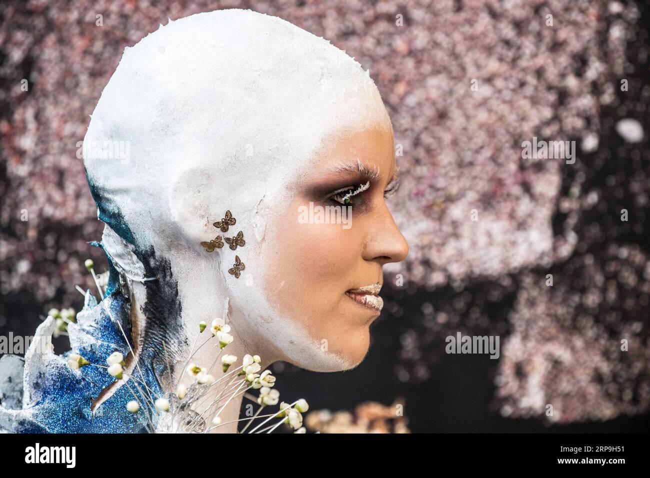 (190407) -- VILNIUS, le 7 avril 2019 -- Une mannequin expose son maquillage lors de l'exposition internationale de l'industrie de la beauté Cendrillon à Vilnius, Lituanie, le 6 avril 2019. La foire de trois jours qui dure du 5 au 7 avril, réunissant de célèbres experts et professionnels de la beauté lituaniens et étrangers, offre la possibilité de découvrir les dernières tendances mondiales de la beauté. LITUANIE-VILNIUS-INDUSTRIE DE LA BEAUTÉ-EXPOSITION AlfredasxPliadis PUBLICATIONxNOTxINxCHN Banque D'Images