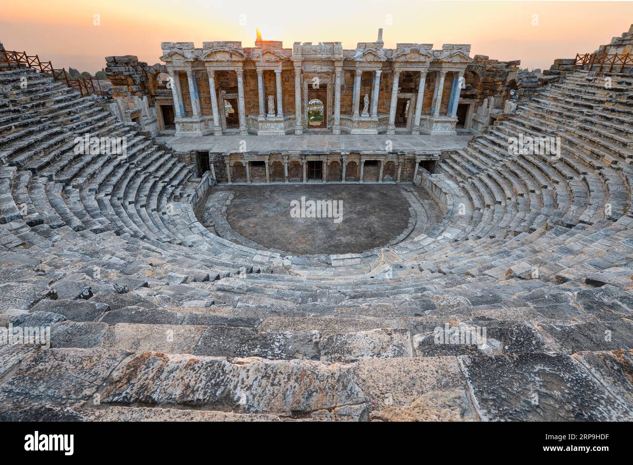 Théâtre romain de Hiérapolis au coucher du soleil. Pamukkale, Turquie Banque D'Images