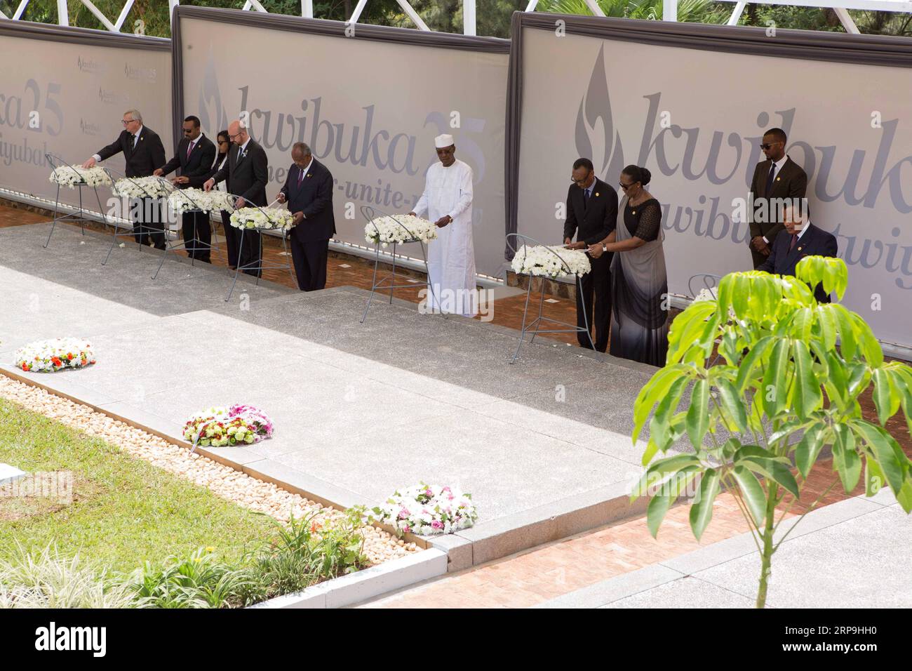 (190407) -- KIGALI, 7 avril 2019 (Xinhua) -- des chefs d'État et de gouvernement et des dignitaires déposent des couronnes au Mémorial du génocide de Kigali lors de la commémoration du 25e anniversaire du génocide rwandais de 1994 contre les Tutsis à Kigali, capitale du Rwanda, le 7 avril 2019. Dimanche matin, le gouvernement rwandais a commencé à commémorer le 25e anniversaire du génocide rwandais de 1994 contre les Tutsis, levant le rideau d’une période de commémoration de trois mois. Le génocide a coûté la vie à plus de 1 millions de personnes, principalement des Tutsis de souche. La commémoration annuelle a lieu chaque année à partir d'Un Banque D'Images