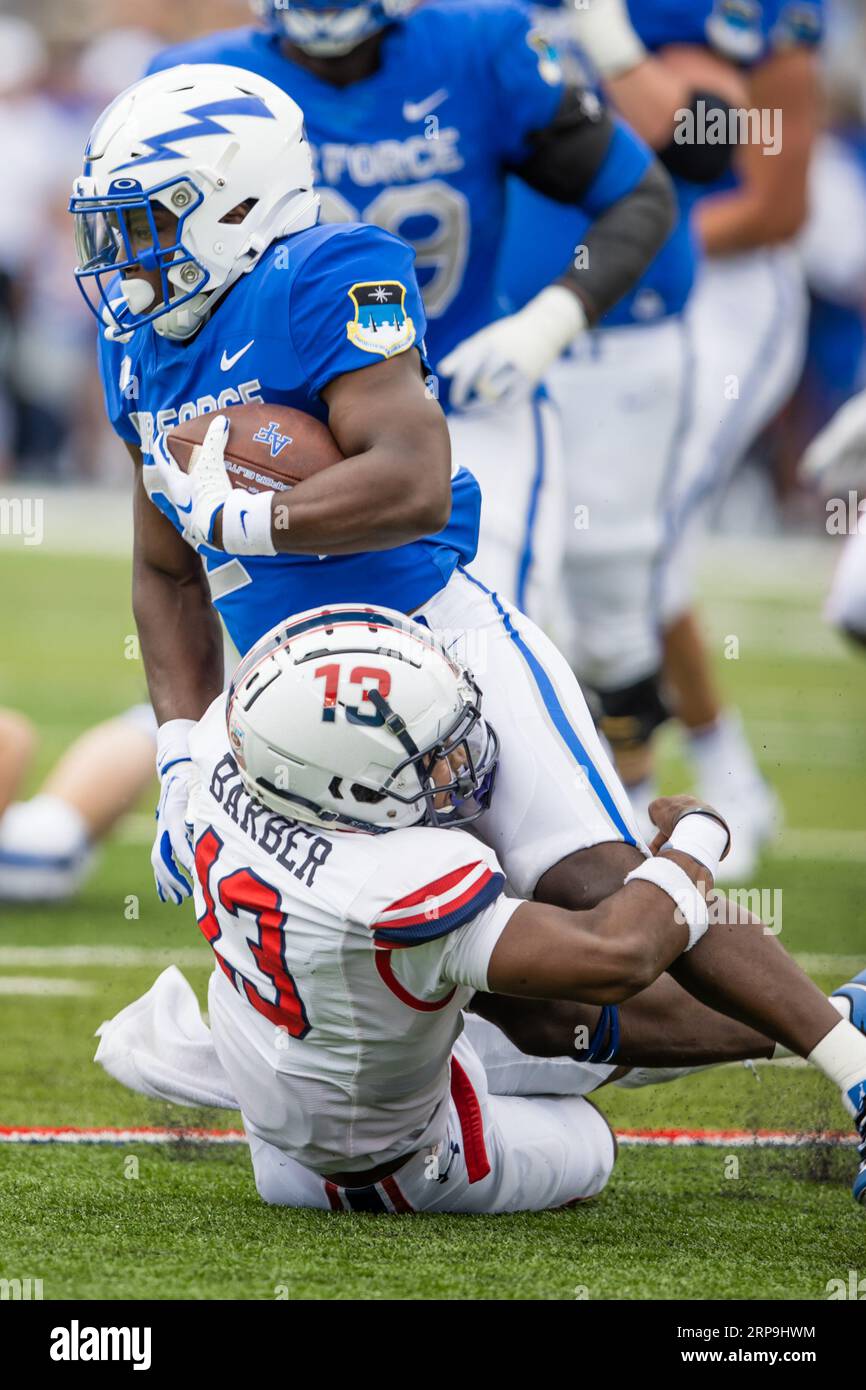 02 septembre 2023 : le défensif de Robert Morris William Barber (13) attaque le tailback de l'Air Force John Lee Eldridge III (24) lors d'un match de football de saison régulière entre les Colonials de Robert Morris et les Falcons de l'Air Force le 02 septembre 2023, au Falcon Stadium de l'United States Air Force Academy, CO Mat Gdowski/CSM Banque D'Images