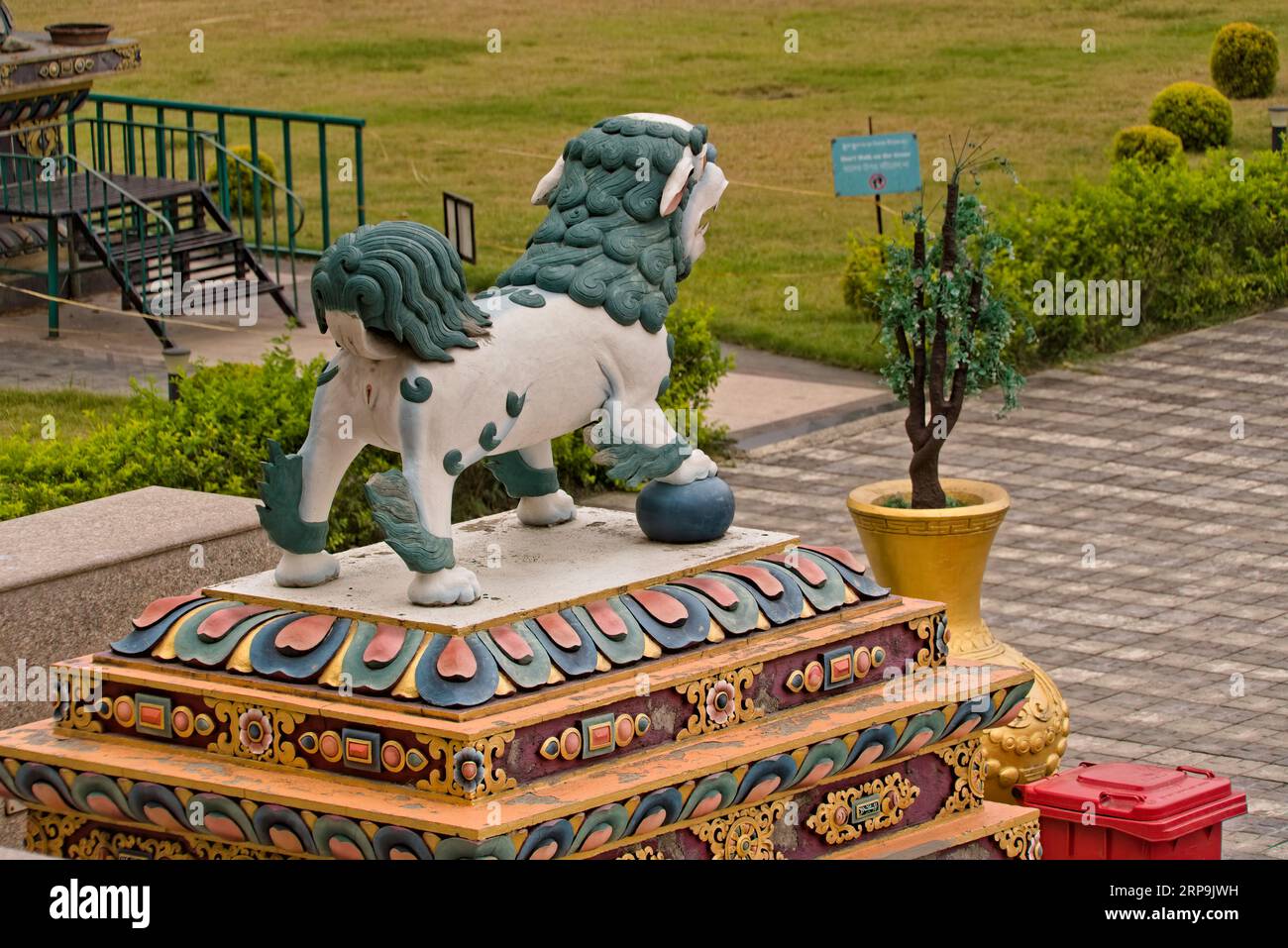 05.16.2023. Statue de Siliguri Bengale occidental Inde Asie placée à l'extérieur du monastère bouddhiste Banque D'Images