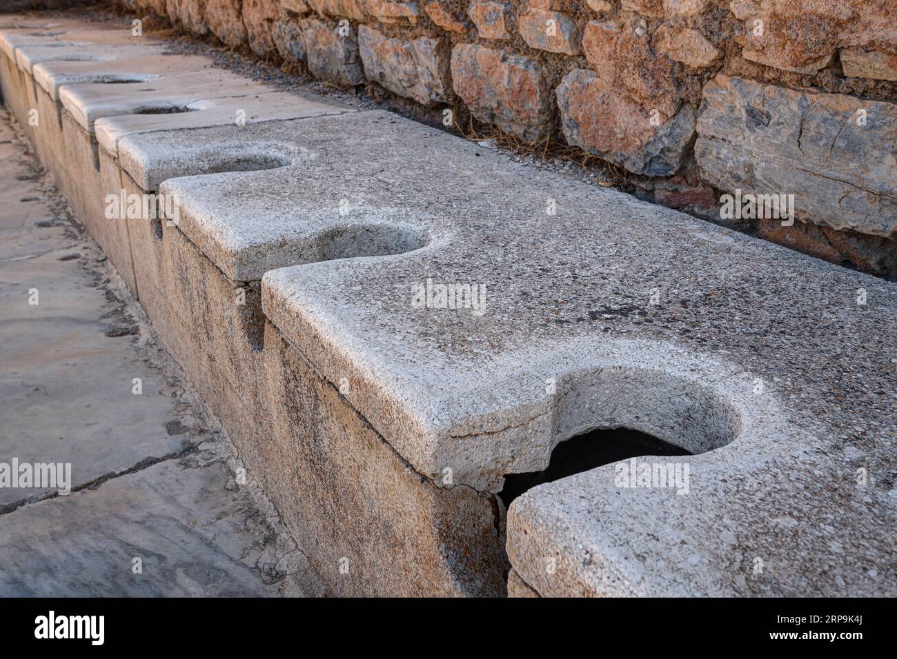 Anciennes toilettes publiques (Foricae). Ephèse antique. Izmir, Turquie Banque D'Images