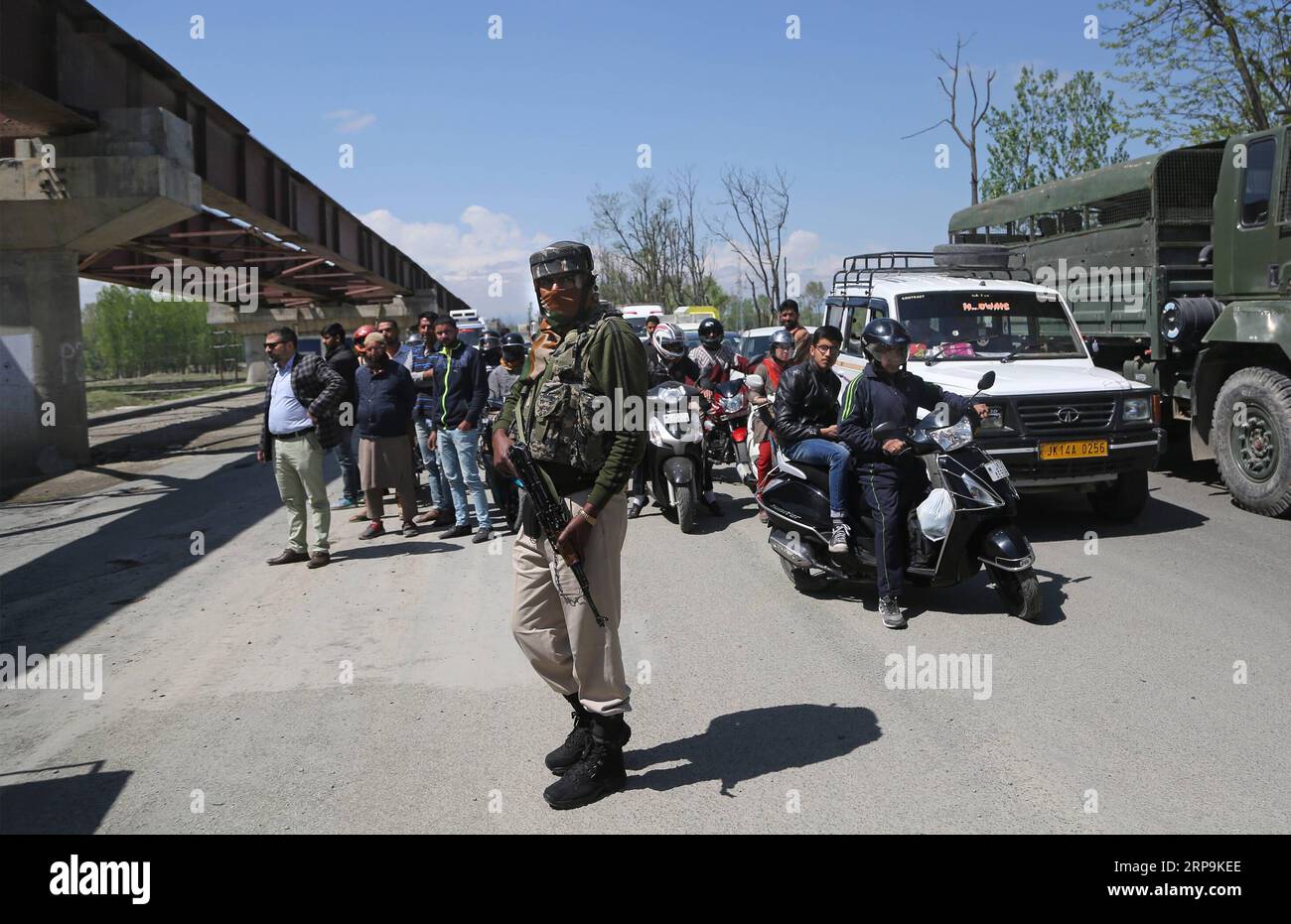 (190410) -- SRINAGAR, 10 avril 2019 (Xinhua) -- un soldat paramilitaire indien arrête la circulation civile pendant le confinement de sécurité sur une autoroute à la périphérie de la ville de Srinagar, capitale estivale du Cachemire contrôlé par l'Inde, 10 avril 2019. La circulation civile n'est pas autorisée sur l'autoroute dans le Cachemire contrôlé par l'Inde pendant deux jours par semaine (dimanche et mercredi) pendant les prochaines élections générales indiennes, ont déclaré les responsables. (Xinhua/Javed Dar) CACHEMIRE-SRINAGAR-CONFINEMENT DE SÉCURITÉ SUR LA ROUTE PUBLICATIONxNOTxINxCHN Banque D'Images