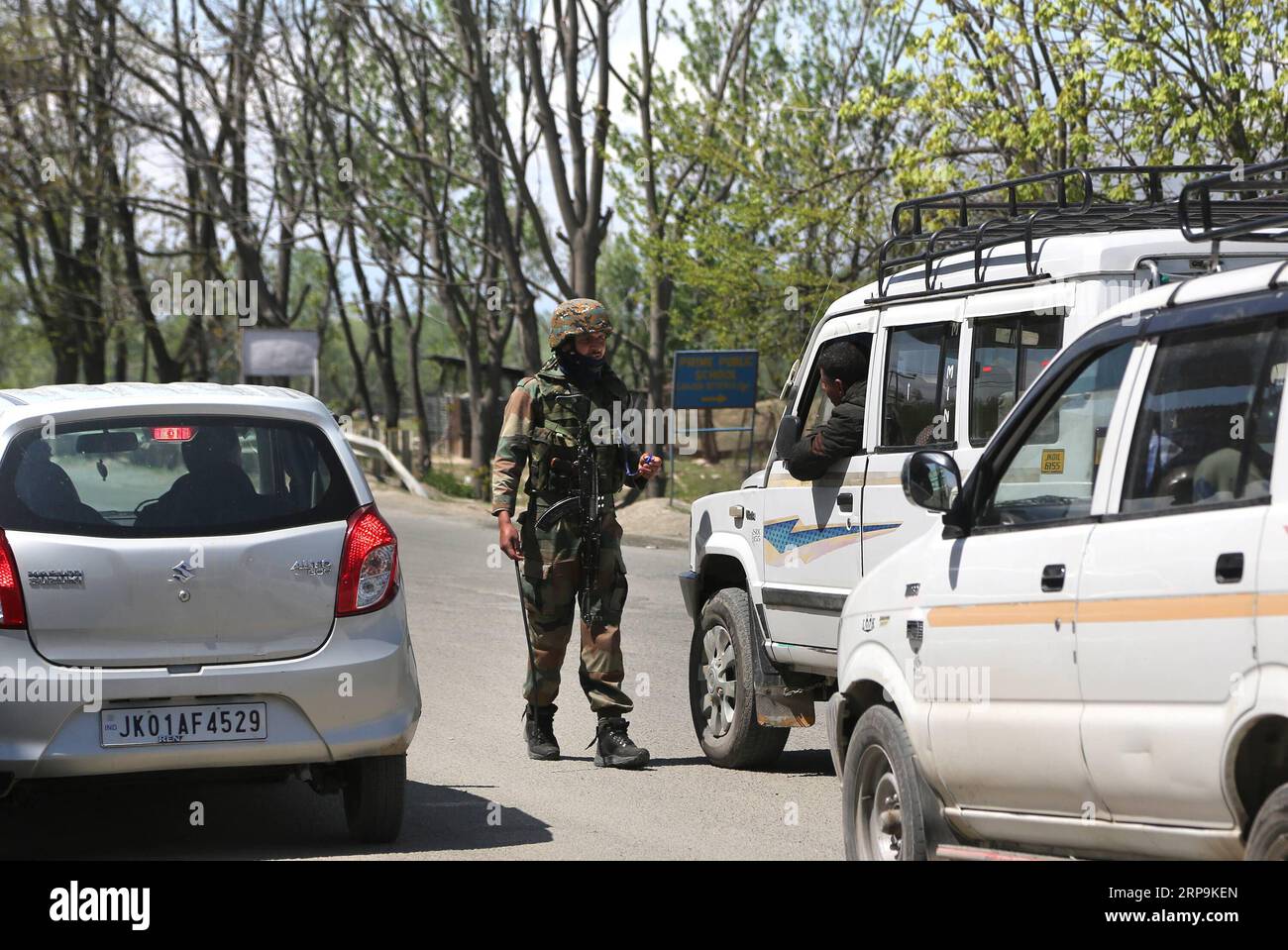 (190410) -- SRINAGAR, 10 avril 2019 (Xinhua) -- un soldat paramilitaire indien arrête la circulation civile pendant le confinement de sécurité sur une autoroute à la périphérie de la ville de Srinagar, capitale estivale du Cachemire contrôlé par l'Inde, 10 avril 2019. La circulation civile n'est pas autorisée sur l'autoroute dans le Cachemire contrôlé par l'Inde pendant deux jours par semaine (dimanche et mercredi) pendant les prochaines élections générales indiennes, ont déclaré les responsables. (Xinhua/Javed Dar) CACHEMIRE-SRINAGAR-CONFINEMENT DE SÉCURITÉ SUR LA ROUTE PUBLICATIONxNOTxINxCHN Banque D'Images