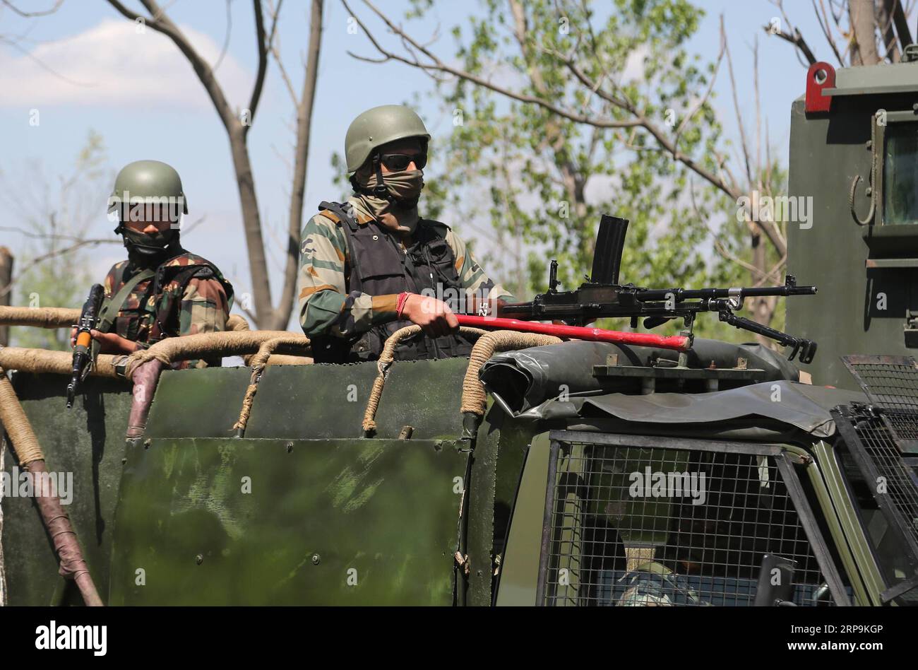 (190410) -- SRINAGAR, 10 avril 2019 (Xinhua) -- des troupes paramilitaires indiennes arrêtent la circulation civile pendant le confinement de sécurité sur la route dans la banlieue de la ville de Srinagar, capitale estivale du Cachemire contrôlé par l'Inde, 10 avril 2019. La circulation civile n'est pas autorisée sur l'autoroute dans le Cachemire contrôlé par l'Inde pendant deux jours par semaine (dimanche et mercredi) pendant les prochaines élections générales indiennes, ont déclaré les responsables. (Xinhua/Javed Dar) CACHEMIRE-SRINAGAR-CONFINEMENT DE SÉCURITÉ SUR LA ROUTE PUBLICATIONxNOTxINxCHN Banque D'Images