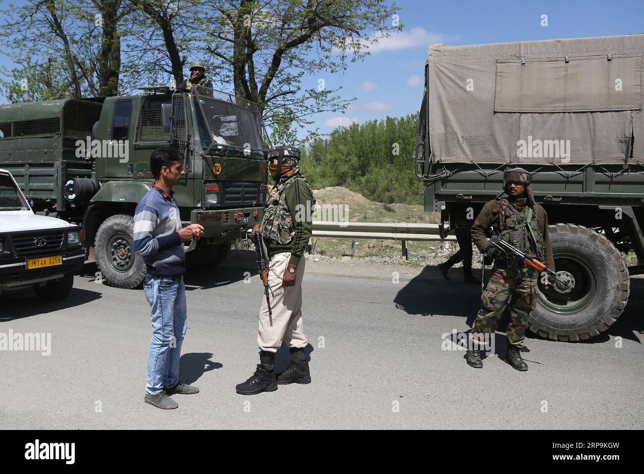 (190410) -- SRINAGAR, 10 avril 2019 (Xinhua) -- des troupes paramilitaires indiennes arrêtent la circulation civile pendant le confinement de sécurité sur la route dans la banlieue de la ville de Srinagar, capitale estivale du Cachemire contrôlé par l'Inde, 10 avril 2019. La circulation civile n'est pas autorisée sur l'autoroute dans le Cachemire contrôlé par l'Inde pendant deux jours par semaine (dimanche et mercredi) pendant les prochaines élections générales indiennes, ont déclaré les responsables. (Xinhua/Javed Dar) CACHEMIRE-SRINAGAR-CONFINEMENT DE SÉCURITÉ SUR LA ROUTE PUBLICATIONxNOTxINxCHN Banque D'Images