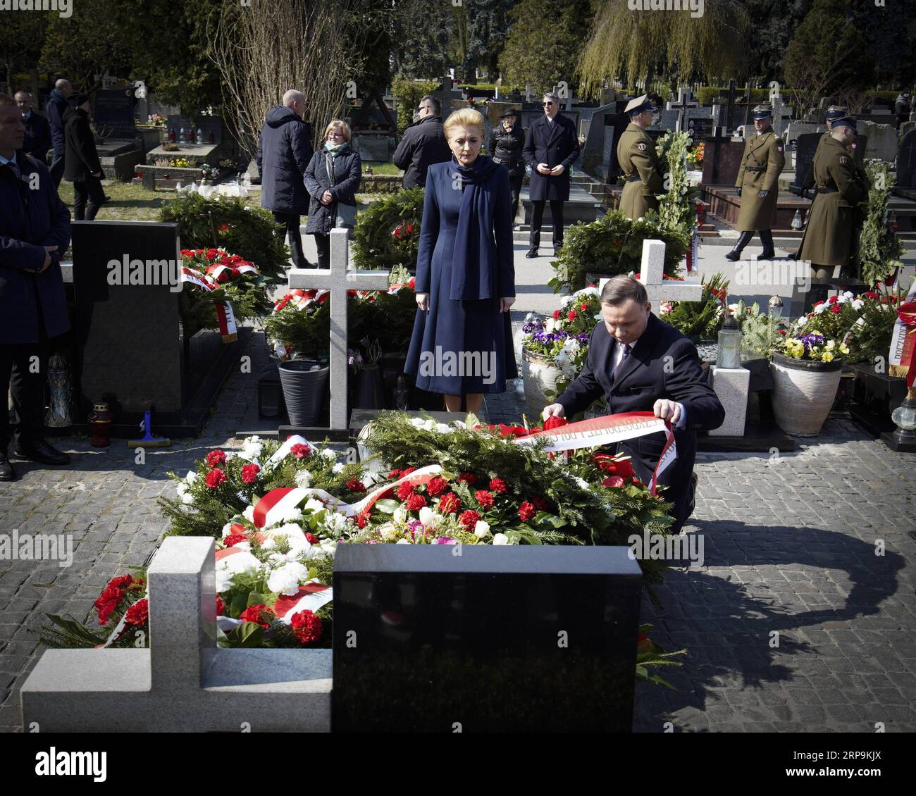 (190410) -- VARSOVIE, le 10 avril 2019 -- le président polonais Andrzej Duda et son épouse Agata Kornhauser-Duda assistent à une cérémonie de commémoration à Varsovie, en Pologne, le 10 avril 2019. Les dirigeants politiques polonais animent tout au long du mercredi une série d événements commémoratifs pour marquer le neuvième anniversaire de l accident d avion de Smolensk, qui a tué 96 personnes, dont l ancien président polonais Lech Kaczynski. POLOGNE-VARSOVIE-SMOLENSK CRASH-ANNIVERSAIRE-COMMÉMORATION JAAPXARRIENS PUBLICATIONXNOTXINXCHN Banque D'Images