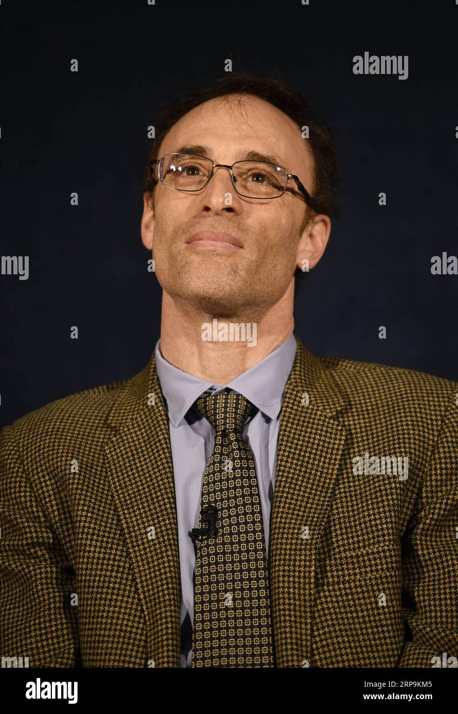 (190410) -- WASHINGTON, 10 avril 2019 (Xinhua) -- Sheperd Doeleman, directeur du projet Event Horizon Telescope (EHT) et astrophysicien au Center for Astrophysics Harvard & Smithsonian, assiste à une conférence de presse organisée par le projet EHT et la National Science Foundation (NSF) des États-Unis à Washington D.C. (États-Unis) le 10 avril 2019. Les astronomes ont déclaré ici mercredi qu'ils ont capturé la première image d'un trou noir, dévoilant la première preuve visuelle directe d'un objet cosmique non-ensemencable et de son ombre. (Xinhua/Liu Jie) Washington D.C. PUBLICATIONxNOTxINxCHN - ZUMA 3979205 Banque D'Images