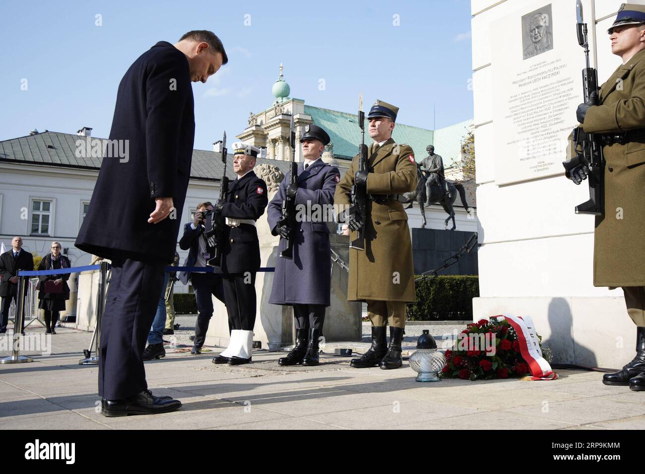 (190410) -- VARSOVIE, le 10 avril 2019 -- le président polonais Andrzej Duda assiste à une cérémonie au monument Lech Kaczynski, dans le centre de Varsovie, en Pologne, le 10 avril 2019. Les dirigeants politiques polonais animent tout au long du mercredi une série d événements commémoratifs pour marquer le neuvième anniversaire de l accident d avion de Smolensk, qui a tué 96 personnes, dont l ancien président polonais Lech Kaczynski. POLOGNE-VARSOVIE-SMOLENSK CRASH-ANNIVERSAIRE-COMMÉMORATION JAAPXARRIENS PUBLICATIONXNOTXINXCHN Banque D'Images