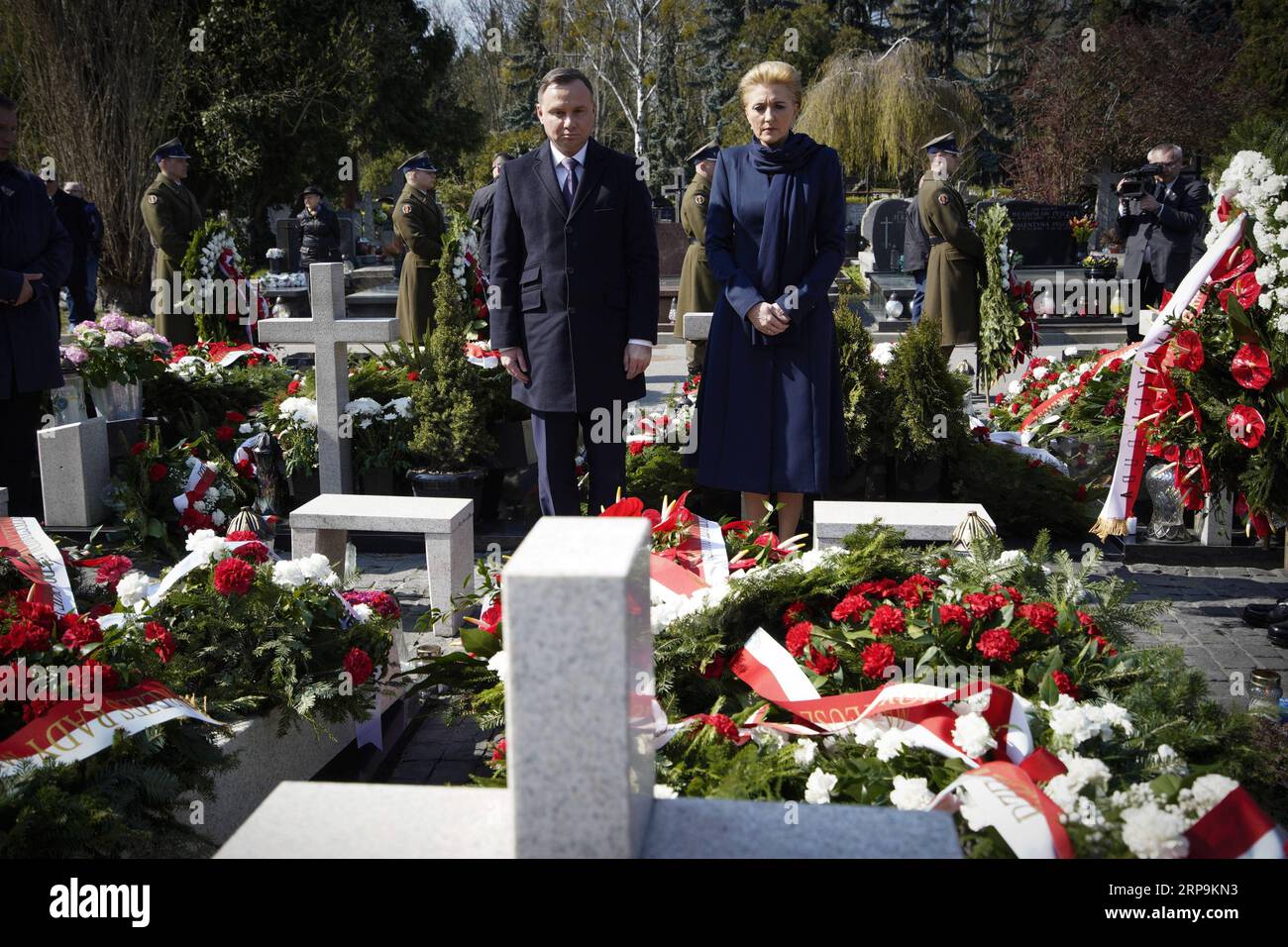 (190410) -- VARSOVIE, le 10 avril 2019 -- le président polonais Andrzej Duda et son épouse Agata Kornhauser-Duda assistent à une cérémonie de commémoration à Varsovie, en Pologne, le 10 avril 2019. Les dirigeants politiques polonais animent tout au long du mercredi une série d événements commémoratifs pour marquer le neuvième anniversaire de l accident d avion de Smolensk, qui a tué 96 personnes, dont l ancien président polonais Lech Kaczynski. POLOGNE-VARSOVIE-SMOLENSK CRASH-ANNIVERSAIRE-COMMÉMORATION JAAPXARRIENS PUBLICATIONXNOTXINXCHN Banque D'Images
