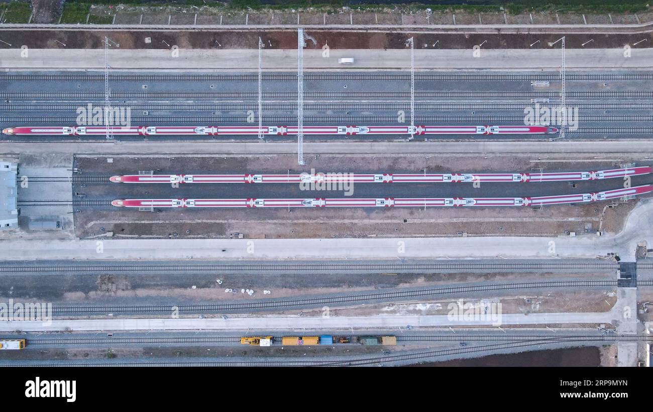 Jakarta. 20 juillet 2023. Cette photo aérienne prise le 20 juillet 2023 montre des trains de Jakarta-Bandung High-Speed Railway (HSR) stationnant près d'une gare à Bandung, en Indonésie. POUR ALLER AVEC 'Interview : Jakarta-Bandung HRS exemple exceptionnel de coopération Indonésie-Chine' crédit : Xu Qin/Xinhua/Alamy Live News Banque D'Images