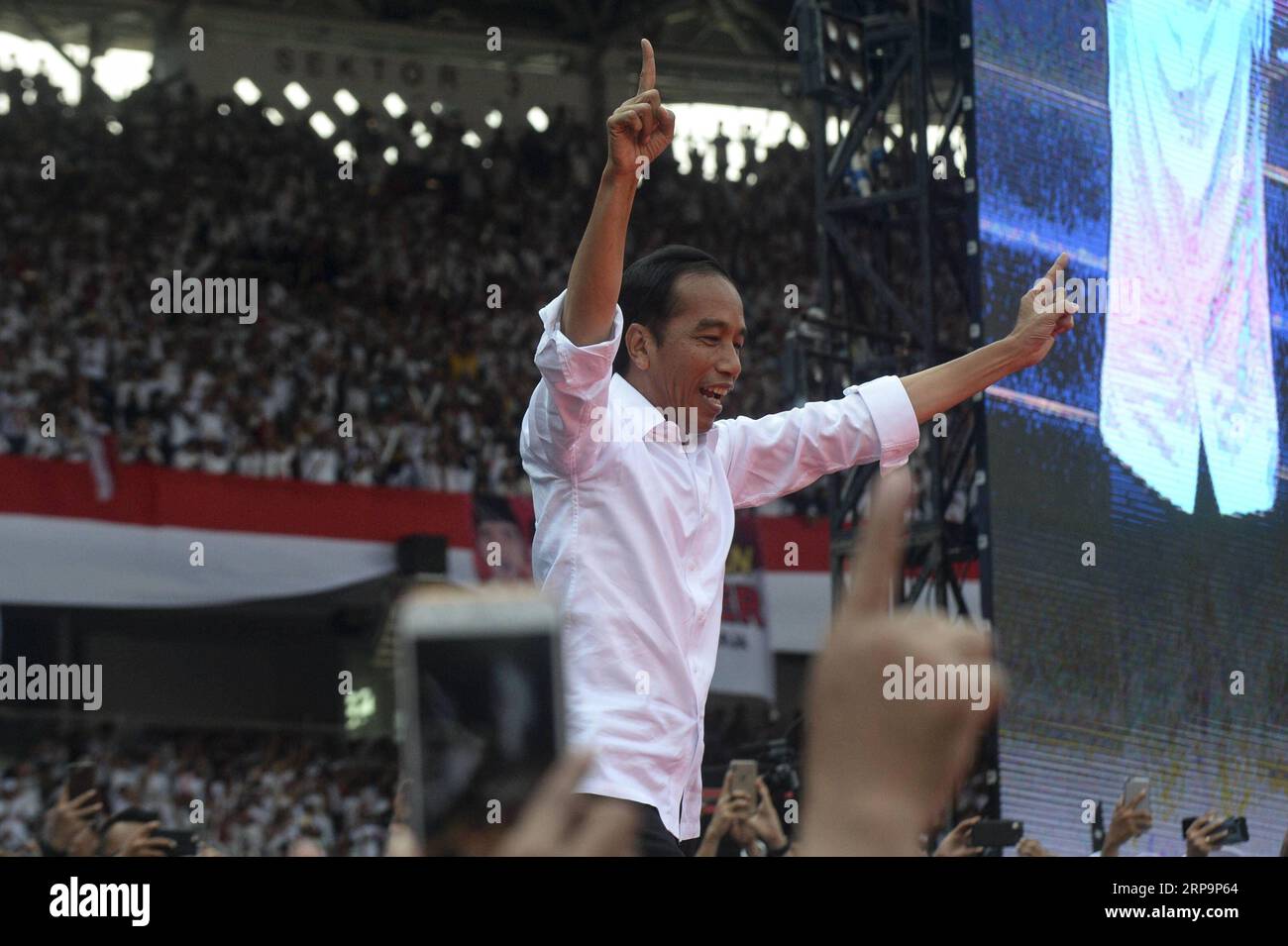 (190413) -- JAKARTA, 13 avril 2019 -- le président sortant et candidat à la présidence de l'Indonésie, Joko Widodo (C), salue ses partisans lors d'un rassemblement de campagne au stade Gelora Bung Karno de Jakarta, le 13 avril 2019. L'Indonésie tiendra ses élections présidentielles et législatives le 17 avril 2019. ) INDONÉSIE-JAKARTA-CAMPAGNE PRÉSIDENTIELLE-JOKO WIDODO AGUNGXKUNCAHYAXB. PUBLICATIONxNOTxINxCHN Banque D'Images