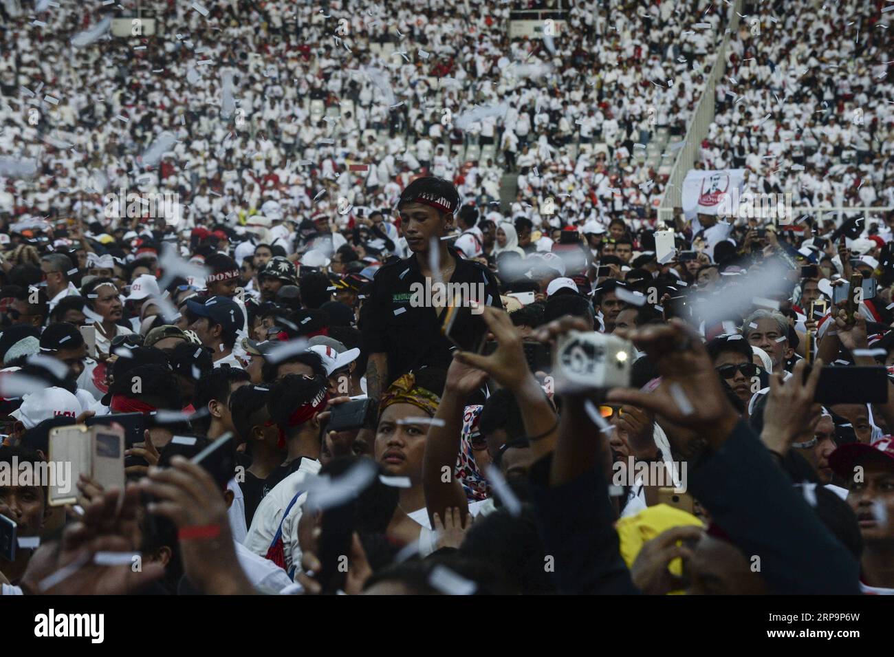 (190413) -- JAKARTA, le 13 avril 2019 -- des partisans du président sortant et candidat à la présidence de l'Indonésie, Joko Widodo, assistent à un rassemblement de campagne au stade Gelora Bung Karno de Jakarta, le 13 avril 2019. L'Indonésie tiendra ses élections présidentielles et législatives le 17 avril 2019. ) INDONÉSIE-JAKARTA-CAMPAGNE PRÉSIDENTIELLE-JOKO WIDODO AGUNGXKUNCAHYAXB. PUBLICATIONxNOTxINxCHN Banque D'Images