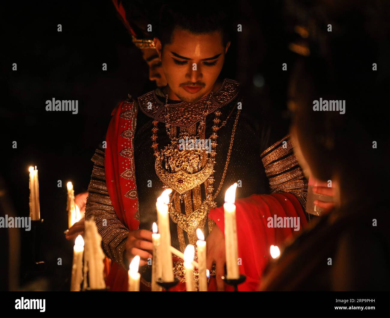 (190414) -- BANGKOK, 14 avril 2019 (Xinhua) -- un artiste allume des bougies pour la représentation de marionnettes d'ombre de Nang yai au Wat Khanon dans la province de Ratchaburi, Thaïlande, le 13 avril 2019. Nang yai est une forme de jeu d'ombres que l'on trouve en Thaïlande et au Cambodge. Les marionnettes sont faites de peau de buffle peinte, tandis que l'histoire est racontée par des chansons, des chants et de la musique. (Xinhua/Zhang Keren) THAÏLANDE-RATCHABURI-SHADOW PUPPET PUBLICATIONxNOTxINxCHN Banque D'Images