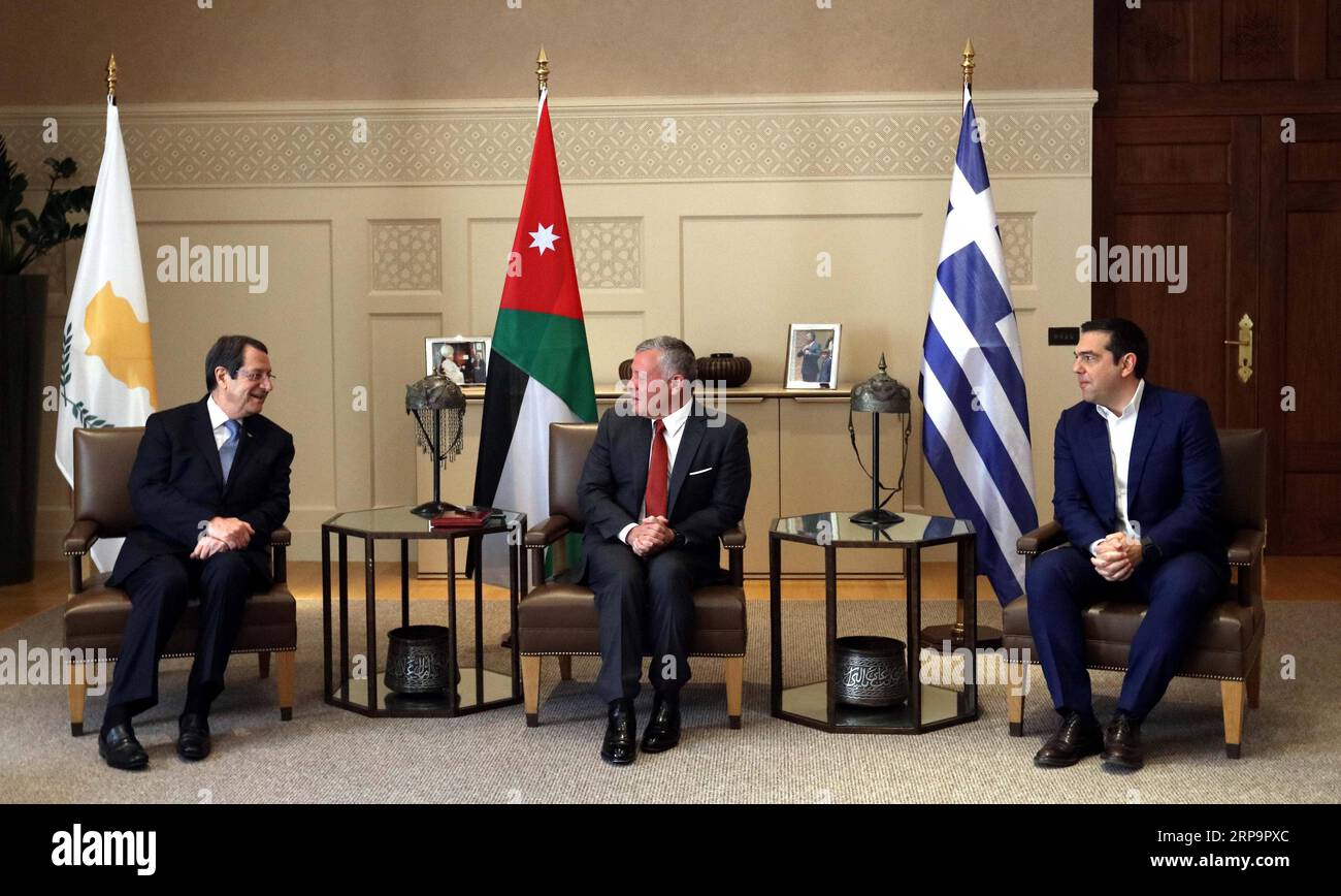 (190414) -- AMMAN, le 14 avril 2019 -- le roi jordanien Abdullah II (C) rencontre le président chypriote Nicos Anastasiades (L) et le premier ministre grec Alexis Tsipras avant un sommet trilatéral des trois pays à Amman, Jordanie, le 14 avril 2019. JORDANIE-AMMAN-SOMMET TRILATÉRAL-CHYPRE-GRÈCE MOHAMMADXABUXGHOSH PUBLICATIONXNOTXINXCHN Banque D'Images
