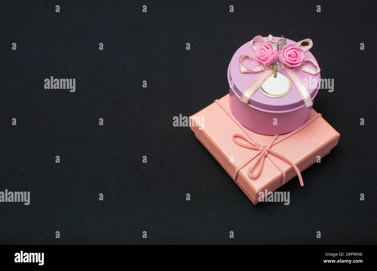 Boîtes cadeaux de Noël isolées sur fond noir, sauf espace de copie. Banque D'Images