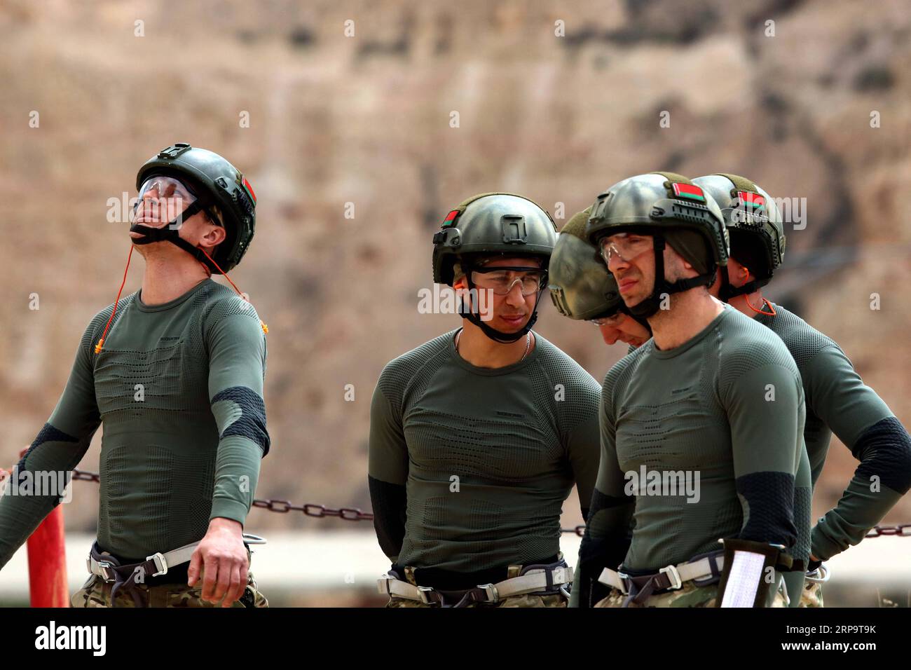 (190416) -- AMMAN, le 16 avril 2019 -- des soldats de l'équipe des forces d'opérations spéciales de Biélorussie participent à la 11e compétition annuelle de guerriers au Centre d'entraînement aux opérations spéciales Roi Abdullah II (KASOTC) à Amman, Jordanie, le 16 avril 2019. La compétition internationale annuelle de guerriers, créée et organisée par la Jordanie, a commencé dimanche, a rapporté l'agence de presse Petra, dirigée par l'État. La compétition, qui réunit 39 équipes de 27 pays, a joué un rôle clé en amenant les meilleures équipes du monde entier à concourir, à apprendre les unes des autres et à échanger leur expertise, a déclaré O, directeur général de KASOTC Banque D'Images