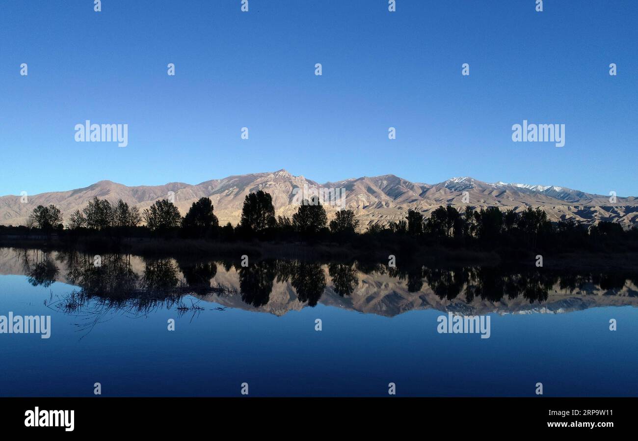 (190417) -- GUIDE, 17 avril 2019 (Xinhua) -- une photo aérienne prise le 16 avril 2019 montre le paysage du lac Qianzi dans le comté de Guide, préfecture autonome tibétaine de Hainan, province du Qinghai, au nord-ouest de la Chine. Le comté de Guide, situé dans le cours supérieur du fleuve jaune, est la zone de transition entre le plateau du Loess et le plateau du Qinghai-Tibet. (Xinhua/Zhang Hongxiang) CHINA-QINGHAI-SCENERY(CN) PUBLICATIONxNOTxINxCHN Banque D'Images