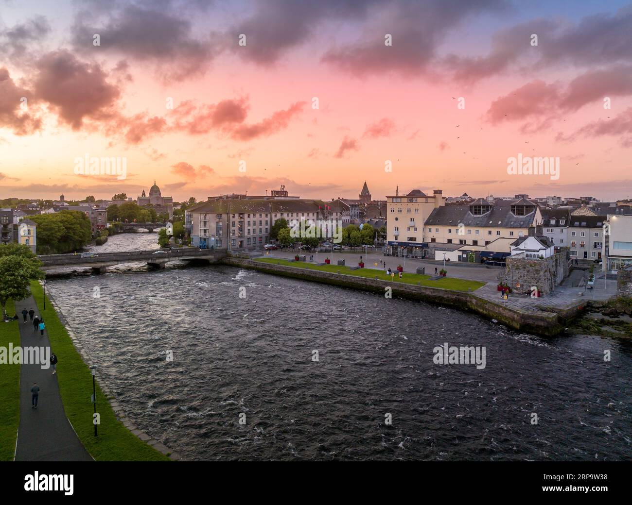 Panorama aérien du coucher de soleil de Galway, ville portuaire sur la côte ouest de l'Irlande, rivière Corrib, Spanish Arch, Wolfe Tone Bridge et quartier Latin Banque D'Images