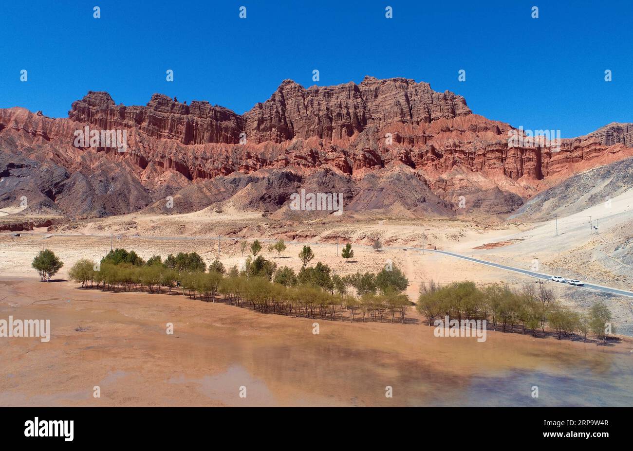 (190417) -- GUIDE, 17 avril 2019 (Xinhua) -- une photo aérienne prise le 16 avril 2019 montre une vue du relief Danxia près du village de Songba dans le canton de Garang dans le comté de Guide, préfecture autonome tibétaine de Hainan, province du Qinghai au nord-ouest de la Chine. Le comté de Guide, situé dans le cours supérieur du fleuve jaune, est la zone de transition entre le plateau du Loess et le plateau du Qinghai-Tibet. (Xinhua/Zhao Yuhe) CHINA-QINGHAI-SCENERY(CN) PUBLICATIONxNOTxINxCHN Banque D'Images