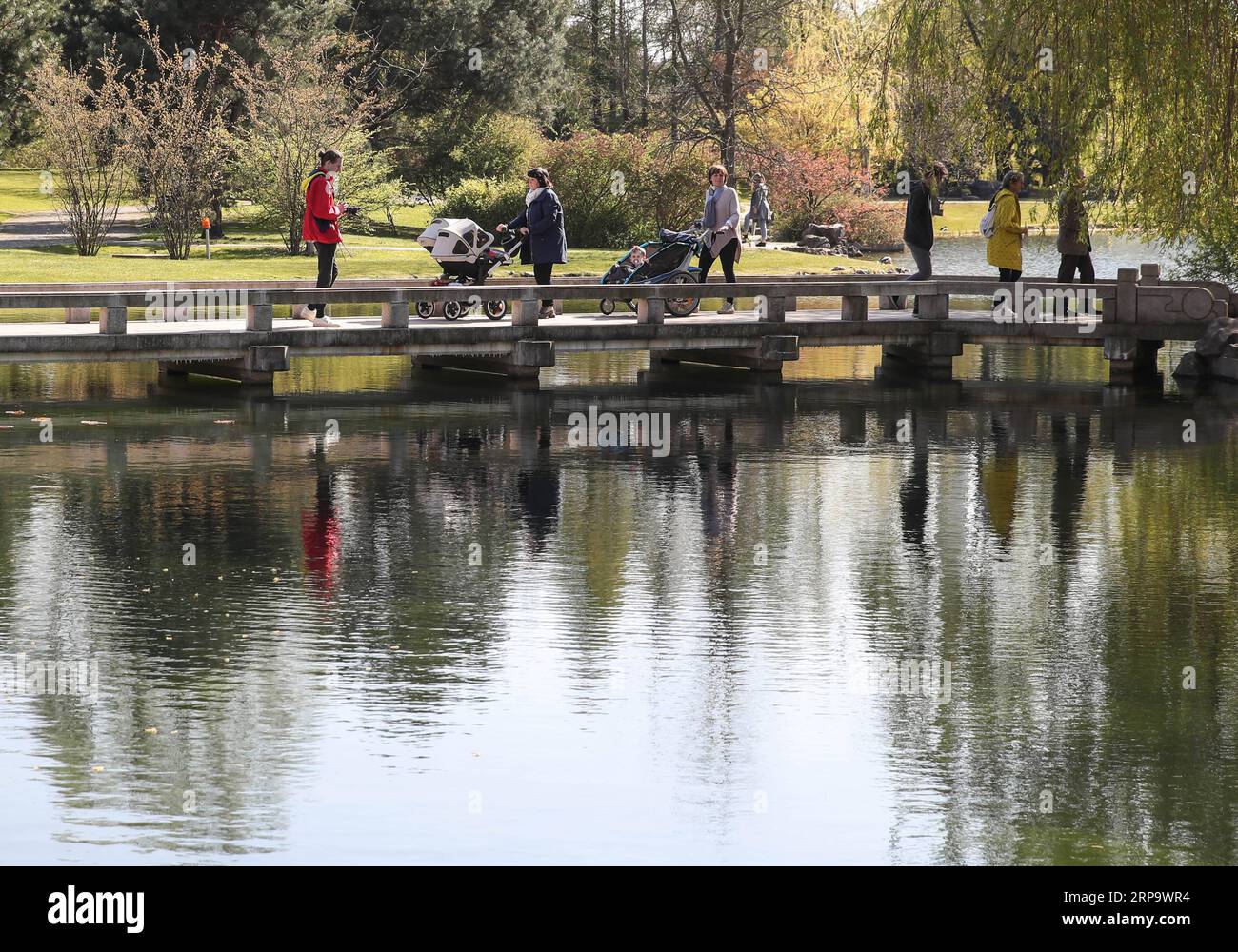 (190418) -- BERLIN, 18 avril 2019 (Xinhua) -- des visiteurs sont vus au jardin chinois Deyue des Jardins du monde dans l'est de Berlin, Allemagne, le 17 avril 2019. Le jardin chinois Deyue à l'intérieur des Jardins du monde a été construit pour la première fois en 1997 et ouvert au public en 2000. (Xinhua/Shan Yuqi) ALLEMAGNE-BERLIN-JARDINS DU MONDE-JARDIN CHINOIS PUBLICATIONxNOTxINxCHN Banque D'Images