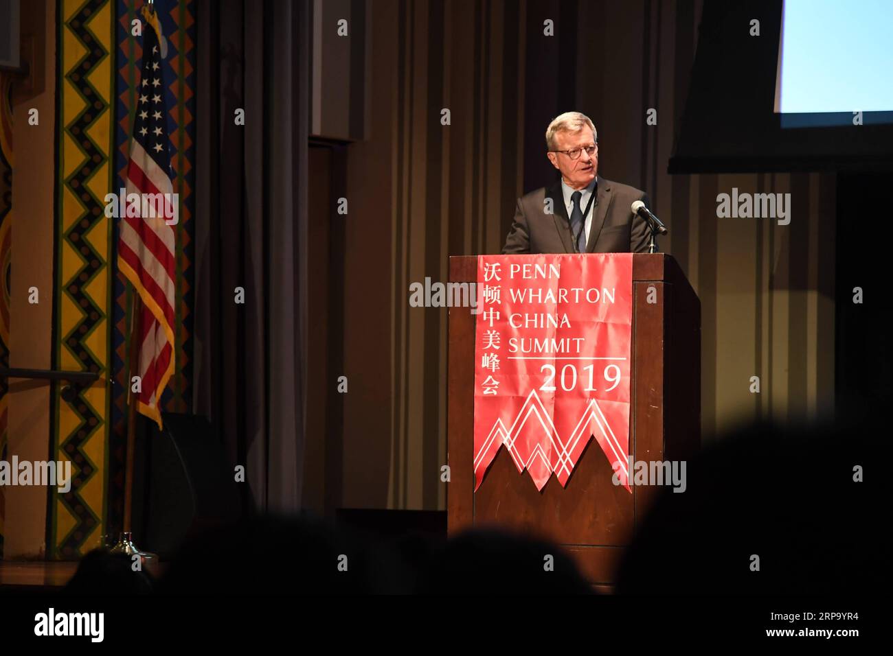 (190420) -- PHILADELPHIE, 20 avril 2019 (Xinhua) -- Max Baucus, ancien ambassadeur des États-Unis en Chine, prend la parole lors de la cérémonie d'ouverture du sommet de Penn Wharton sur la Chine 2019 à Philadelphie, aux États-Unis, le 19 avril 2019. (Xinhua/Yang Chenglin) États-Unis-PHILADELPHIE-PENN WHARTON CHINA SUMMIT PUBLICATIONxNOTxINxCHN Banque D'Images