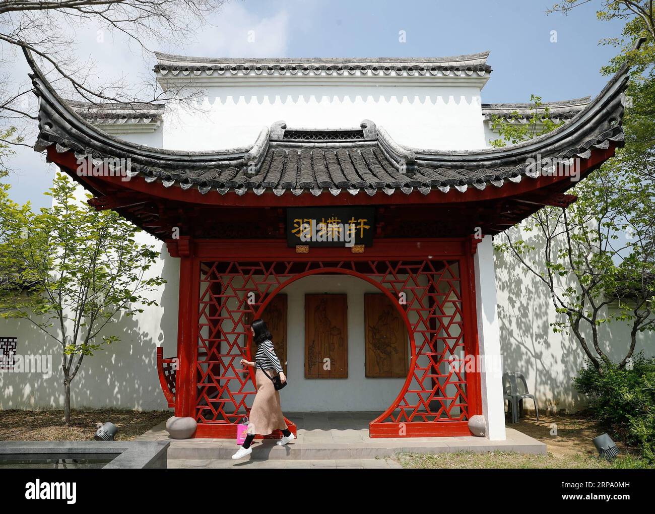 (190421) -- SUNCHEON, 21 avril 2019 (Xinhua) -- visite du jardin chinois au jardin national de Suncheon Bay à Suncheon, Corée du Sud, le 20 avril 2019. Le jardin national de Suncheon Bay, situé dans la ville de Suncheon, au sud de la Corée du Sud, accueille Suncheon Bay Garden Expo 2013. (Xinhua/Wang Jingqiang) Suncheon *** 190421 SUNCHEON avril 21 2019 les Xinhua visitent le jardin chinois au jardin national de Suncheon Bay à Suncheon en Corée du Sud avril 20 2019 le jardin national de Suncheon Bay situé dans la ville sud de la Corée du Sud de Suncheon est le lieu d'accueil de Suncheon Bay Banque D'Images