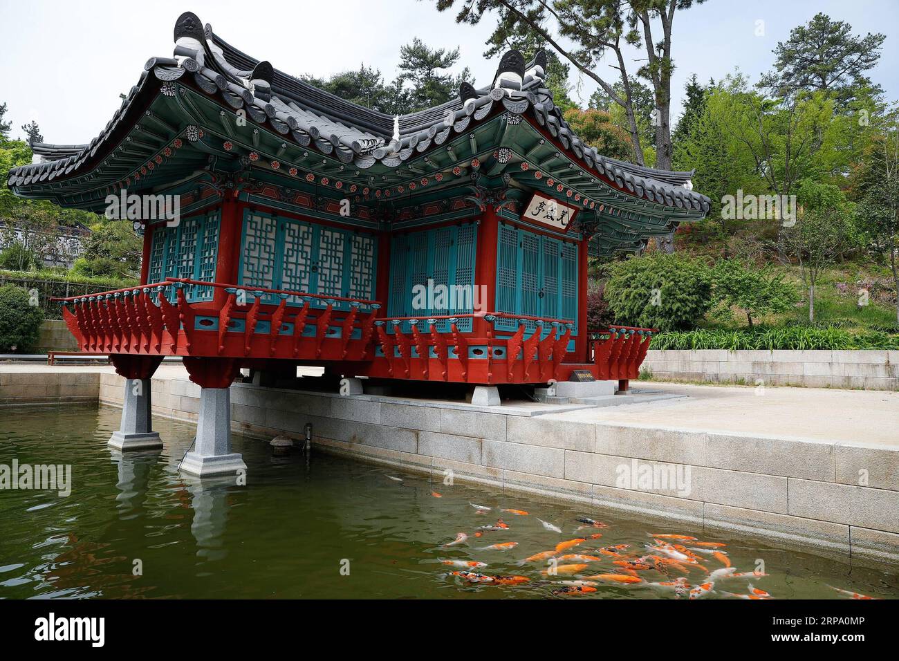 (190421) -- SUNCHEON, 21 avril 2019 (Xinhua) -- une photo prise le 20 avril 2019 montre une vue du jardin coréen du jardin national de Suncheon Bay à Suncheon, en Corée du Sud. Le jardin national de Suncheon Bay, situé dans la ville de Suncheon, au sud de la Corée du Sud, accueille Suncheon Bay Garden Expo 2013. (Xinhua/Wang Jingqiang) Suncheon *** 190421 SUNCHEON avril 21 2019 Xinhua photo prise le 20 2019 avril montre une vue du jardin coréen du jardin national de Suncheon Bay à Suncheon Corée du Sud le jardin national de Suncheon Bay situé dans la ville sud de la Corée du Sud de Suncheon est l'hôte Banque D'Images