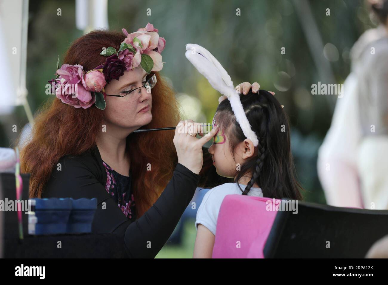 (190421) -- SYDNEY, 21 avril 2019 (Xinhua) -- Une jeune fille assiste à une chasse aux œufs de Pâques au Royal Botanic Garden Sydney à Sydney, Australie, le 21 avril 2019. (Xinhua/Bai Xuefei) AUSTRALIE-SYDNEY-LAPIN DE PÂQUES PUBLICATIONxNOTxINxCHN Banque D'Images
