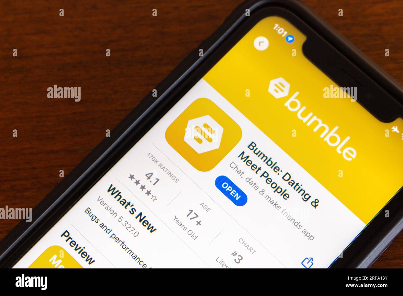 Vancouver, CANADA - août 29 2023 : application Bumble vue dans l'App Store sur l'écran de l'iPhone. Bumble est une application de rencontres et de réseautage en ligne par Bumble Inc. Banque D'Images