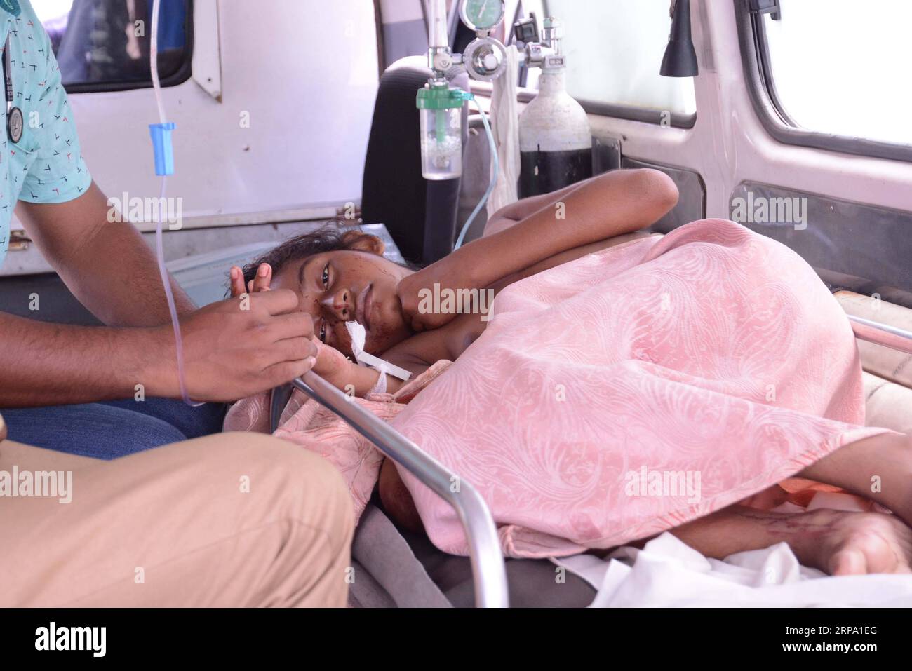 (190422) -- COLOMBO, le 22 avril 2019 -- Une jeune fille reçoit un traitement médical dans un hôpital de Negombo, au nord de Colombo, Sri Lanka, le 21 avril 2019. La police sri-lankaise a déclaré dimanche que 13 personnes avaient été arrêtées à la suite d'une série d'explosions qui ont tué 228 personnes à travers la nation insulaire. (SPOT NEWS)SRI LANKA-NEGOMBO-BLASTS SAMILA PUBLICATIONXNOTXINXCHN Banque D'Images