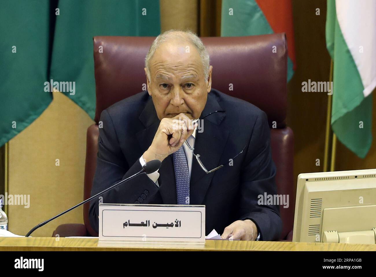 (190421) -- LE CAIRE, le 21 avril 2019 -- le secrétaire général de la Ligue arabe, Ahmed Aboul-Gheit, assiste à une réunion d'urgence des ministres arabes des Affaires étrangères au siège de la Ligue arabe, au Caire, en Égypte, le 21 avril 2019. Les ministres arabes des Affaires étrangères ont déclaré dimanche que leurs États n'accepteraient aucun accord lié à la cause palestinienne qui ne serait pas conforme aux références internationales. ÉGYPTE-CAIRE-LIGUE ARABE-MINISTRES DES AFFAIRES ÉTRANGÈRES-RÉUNION AHMEDXGOMAA PUBLICATIONXNOTXINXCHN Banque D'Images