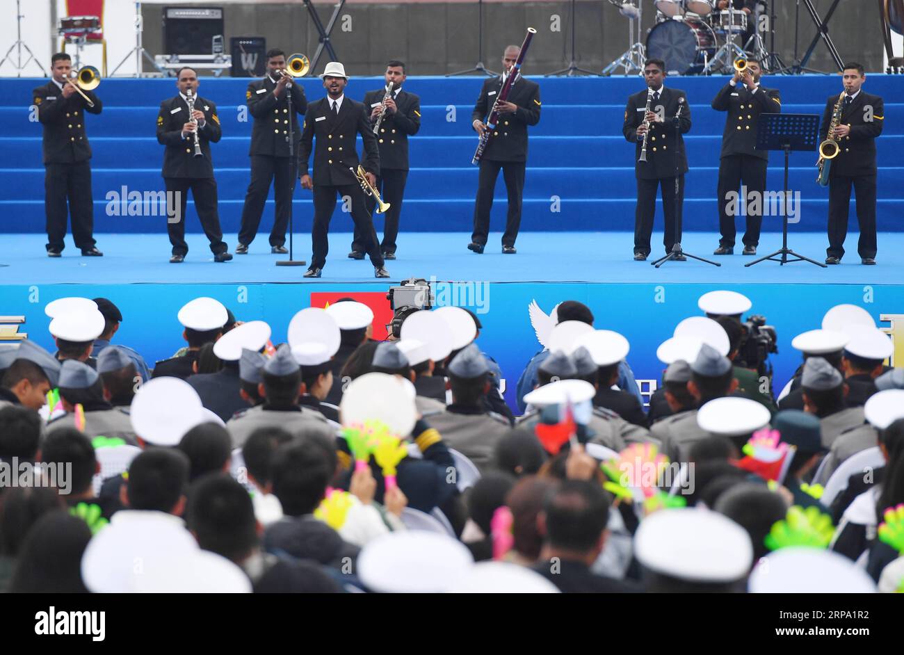 (190422) -- QINGDAO, 22 avril 2019 -- Un groupe militaire indien se produit lors d'une exposition musicale militaire conjointe organisée pour célébrer le 70e anniversaire de fondation de la Marine de l'Armée populaire de libération à Qingdao, dans la province du Shandong de l'est de la Chine, le 22 avril 2019. Les groupes militaires des marines de Chine, Thaïlande, Vietnam, Bangladesh et Inde se sont produits lors de l'événement. Plus de 1 200 personnes, y compris des officiers et des soldats de navires de la marine du pays et de l'étranger et des citoyens de Qingdao, ont vu la performance. ) CHINE-SHANDONG-QINGDAO-AFFICHAGE DE MUSIQUE MILITAIRE (CN) ZHUXZHENG PUBLICATIONXNOTXINXCHN Banque D'Images