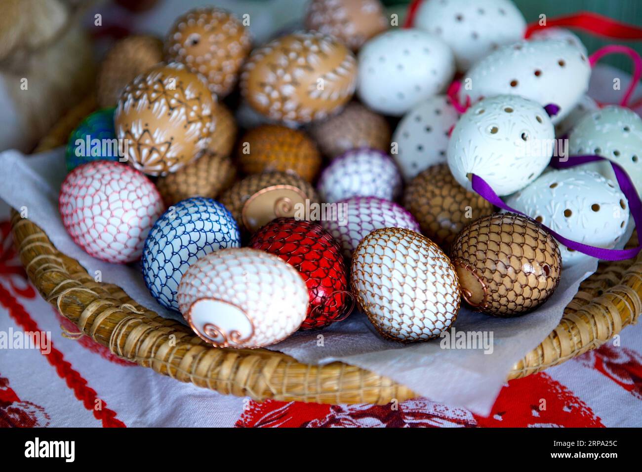 (190422) -- PRAGUE, le 22 avril 2019 -- des œufs de Pâques peints à la main sont vus lors de la célébration de Pâques à Prague, République tchèque, le 22 avril 2019.) RÉPUBLIQUE TCHÈQUE-PRAGUE-LUNDI DE PÂQUES-CÉLÉBRATION DANAXKESNEROVA PUBLICATIONXNOTXINXCHN Banque D'Images