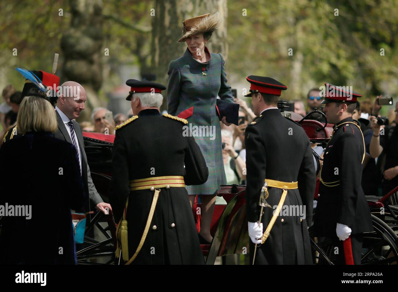 (190422) -- LONDRES, 22 avril 2019 (Xinhua) -- la princesse britannique Anne part après que la troupe du roi, la Royal Horse Artillery, ait tiré un salut de 41 balles pour marquer le 93e anniversaire de la reine Elizabeth II à Hyde Park de Londres, en Grande-Bretagne, le 22 avril 2019. (Xinhua/Tim Ireland) GRANDE-BRETAGNE-LONDRES-REINE-ANNIVERSAIRE-CANON SALUT PUBLICATIONxNOTxINxCHN Banque D'Images