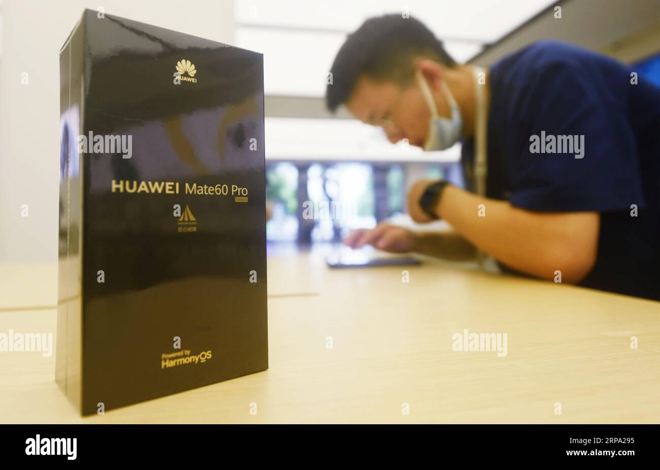 HANGZHOU, CHINE - 4 SEPTEMBRE 2023 - Un client découvre le nouveau  téléphone mobile Huawei Mate 60 Pro dans un magasin Huawei à Hangzhou, dans  la province du Zhejiang, C Photo Stock - Alamy
