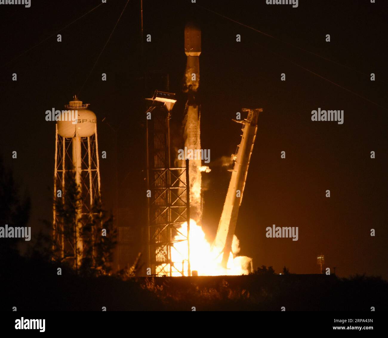Kennedy Space Center, Floride, le dimanche 3 septembre 2023. La fusée SpaceX Falcon lance 21 satellites Starlink à 9 h 10:47 dans le cadre de la mission 6-12 depuis le complexe de lancement 39 du Kennedy Space Center, en Floride, le dimanche 3 septembre 2023. Il s'agissait du 62e lancement orbital de SpaceX en 2023, dépassant le total de 61 de l'année dernière. Photo de Joe Marino/UPI crédit : UPI/Alamy Live News crédit : UPI/Alamy Live News Banque D'Images