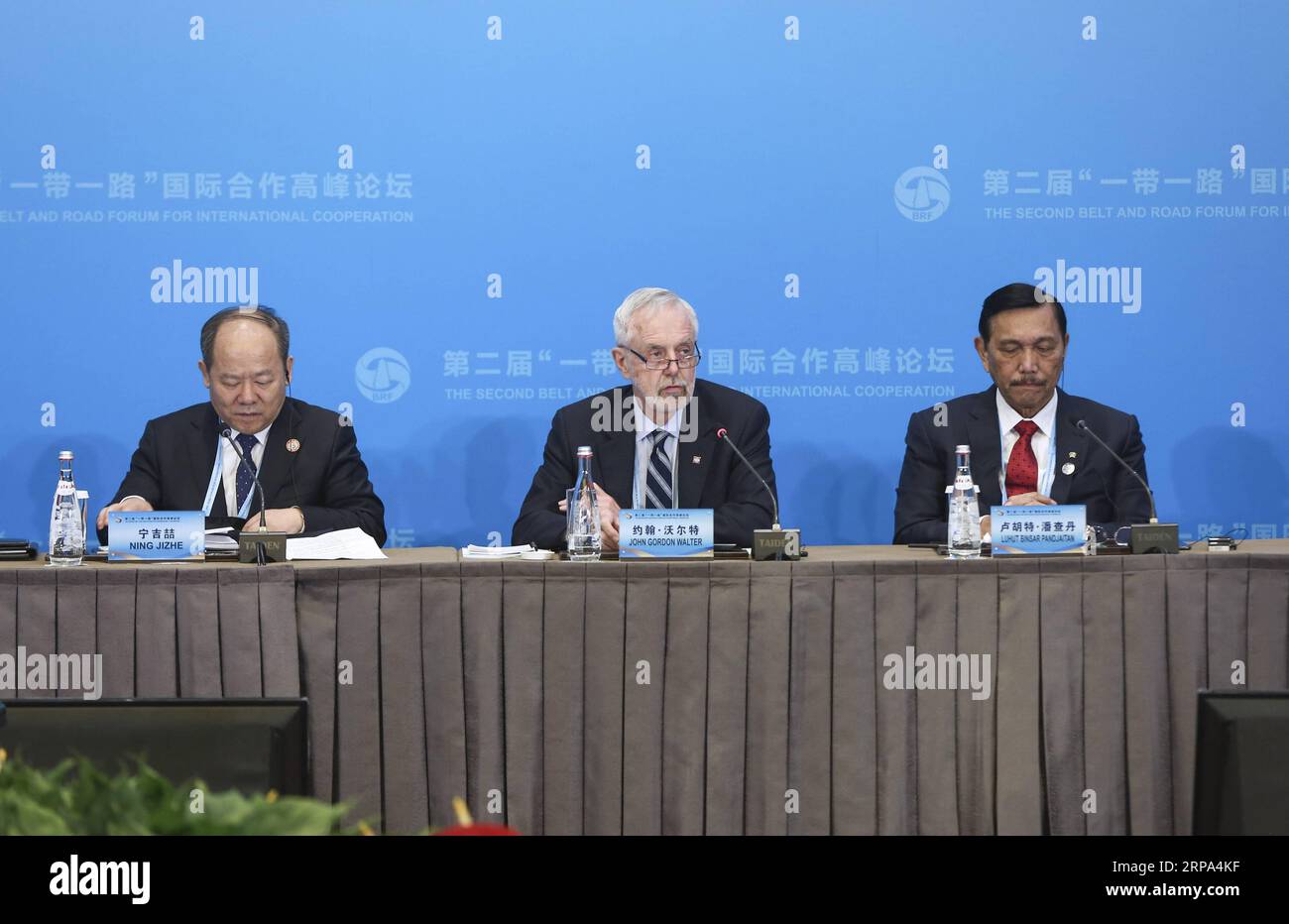 (190425) -- BEIJING, 25 avril 2019 -- John Gordon Walter (C), président de l'Organisation internationale de normalisation, prend la parole au Forum thématique sur la connectivité des politiques du deuxième Forum ceinture et route pour la coopération internationale (FRB) au Centre national des congrès de Chine à Beijing, capitale de la Chine, le 25 avril 2019. ) (BRF)CHINE-PÉKIN-CEINTURE ET ROUTE FORUM THÉMATIQUE-CONNECTIVITÉ POLITIQUE (CN) YINXGANG PUBLICATIONXNOTXINXCHN Banque D'Images