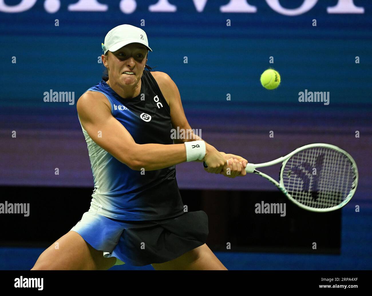 Flushing Meadow, États-Unis. 03 septembre 2023. IgA Swiatek, de Pologne, frappe une balle contre Jelena Ostapenko, de Lettonie, au quatrième tour au stade Arthur Ashe, lors des Championnats américains Open de tennis 2023 au USTA Billie Jean King National tennis Center, le dimanche 3 septembre 2023 à New York. Photo de Larry Marano/UPI crédit : UPI/Alamy Live News Banque D'Images