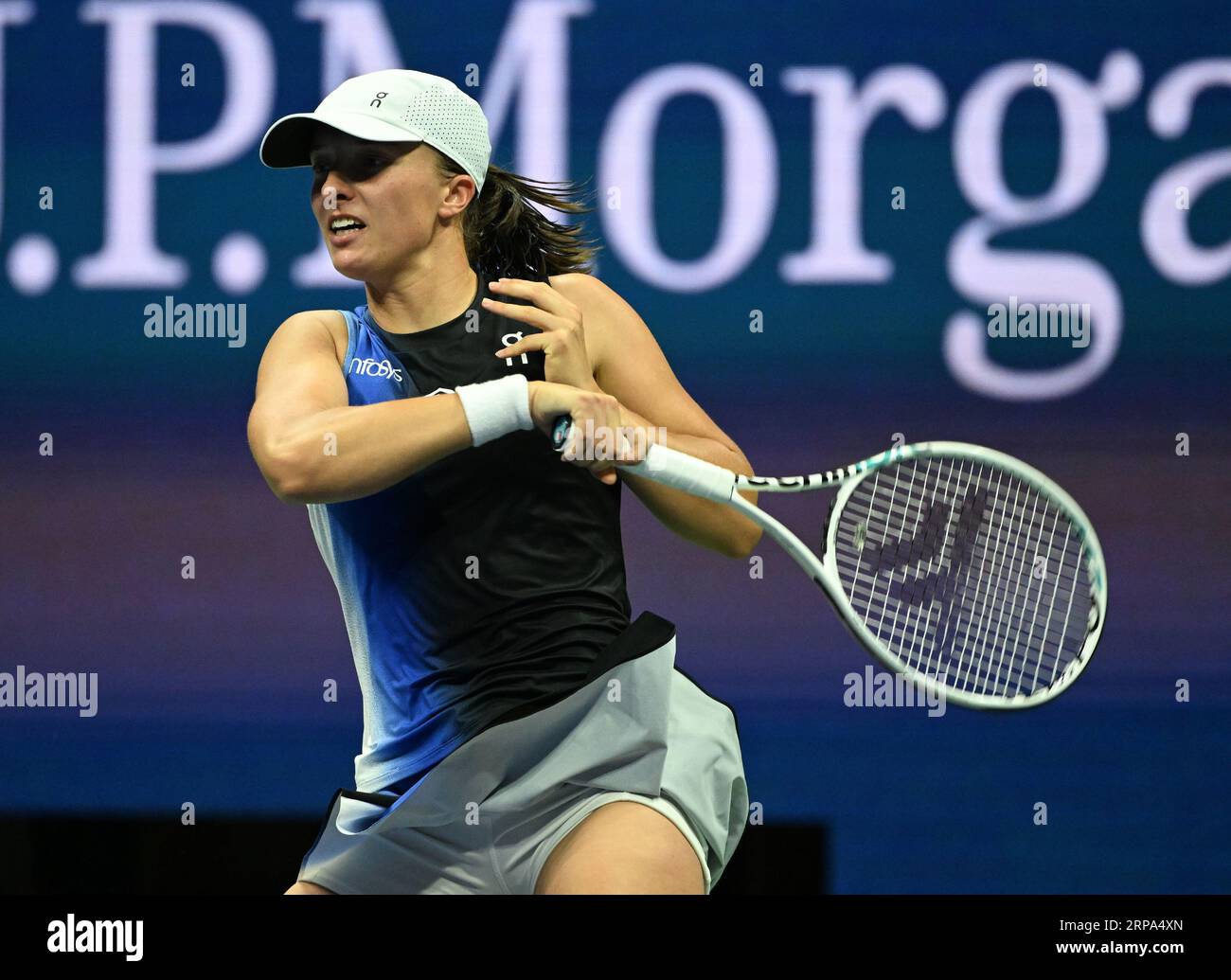 Flushing Meadow, États-Unis. 03 septembre 2023. IgA Swiatek, de Pologne, frappe une balle contre Jelena Ostapenko, de Lettonie, au quatrième tour au stade Arthur Ashe, lors des Championnats américains Open de tennis 2023 au USTA Billie Jean King National tennis Center, le dimanche 3 septembre 2023 à New York. Photo de Larry Marano/UPI crédit : UPI/Alamy Live News Banque D'Images