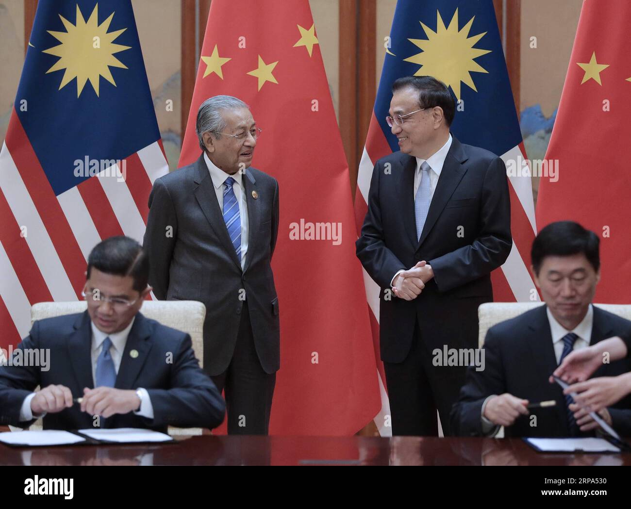 (190425) -- PÉKIN, le 25 avril 2019 -- le premier ministre chinois Li Keqiang et le premier ministre malaisien Mahathir Mohamad assistent à la signature de documents de coopération bilatérale après leur rencontre à Pékin, capitale de la Chine, le 25 avril 2019. Mahathir est en Chine pour assister au deuxième Forum de la ceinture et de la route pour la coopération internationale. (BRF)CHINA-BEIJING-LI KEQIANG-MALAYSIAN PM-MEETING (CN) LIUXBIN PUBLICATIONXNOTXINXCHN Banque D'Images