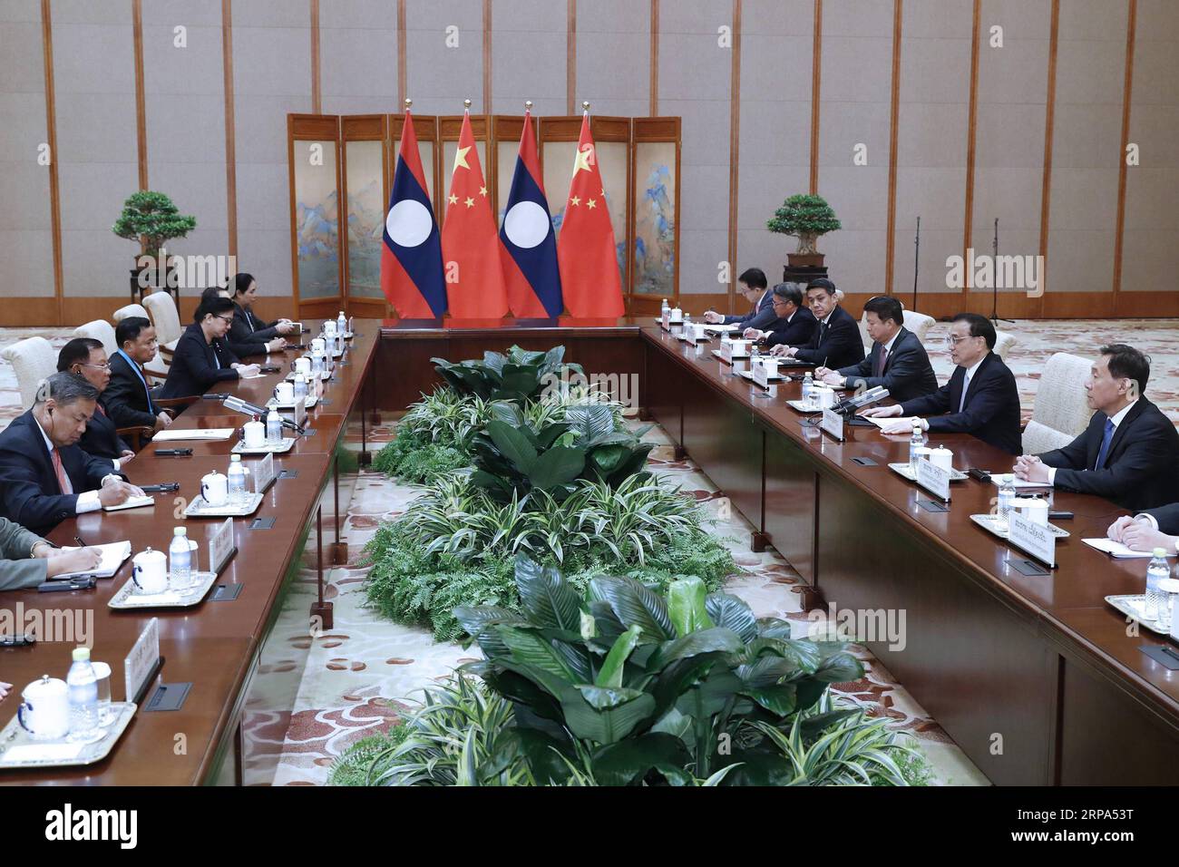 (190425) -- BEIJING, 25 avril 2019 -- le premier ministre chinois Li Keqiang rencontre le président lao Bounnhang Vorachit, également secrétaire général du Comité central du Parti révolutionnaire populaire lao, qui est ici pour assister au deuxième Forum de la ceinture et de la route pour la coopération internationale, à Beijing, capitale de la Chine, le 25 avril 2019. (BRF)CHINA-BEIJING-LI KEQIANG-LAO PRESIDENT-MEETING (CN) LIUXBIN PUBLICATIONXNOTXINXCHN Banque D'Images