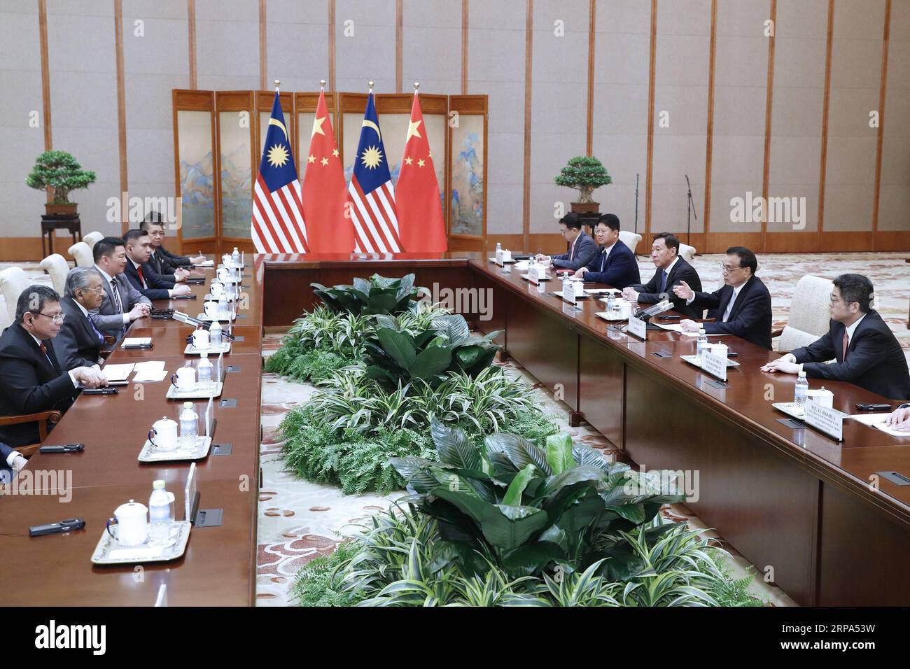 (190425) -- BEIJING, le 25 avril 2019 -- le premier ministre chinois Li Keqiang rencontre le premier ministre malaisien Mahathir Mohamad, qui est ici pour assister au deuxième Forum de la ceinture et de la route pour la coopération internationale, à Beijing, capitale de la Chine, le 25 avril 2019.) (BRF)CHINA-BEIJING-LI KEQIANG-MALAYSIAN PM-MEETING (CN) LIUXBIN PUBLICATIONXNOTXINXCHN Banque D'Images