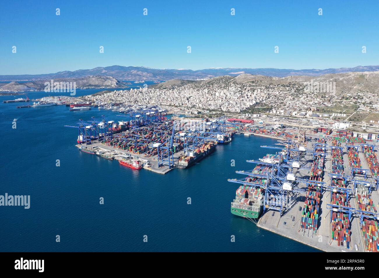 (190426) -- PORT DU PIRÉE, 26 avril 2019 (Xinhua) -- une photo aérienne prise le 16 janvier 2019 montre le port du Pirée, en Grèce. En 2016, COSCO SHIPPING DE la Chine a acheté une participation de 67 pour cent dans le port du Pirée, qui était alors en difficulté. En seulement deux ans, la performance du Pirée a grimpé en flèche. Son débit de conteneurs est passé de 880 000 EVP en 2010 à 4,9 millions d'EVP en 2018, se classant au deuxième rang parmi tous les ports méditerranéens. (Xinhua/Wu lu) GREECE-PIRAEUS PORT-DEVELOPMENT PUBLICATIONxNOTxINxCHN Banque D'Images