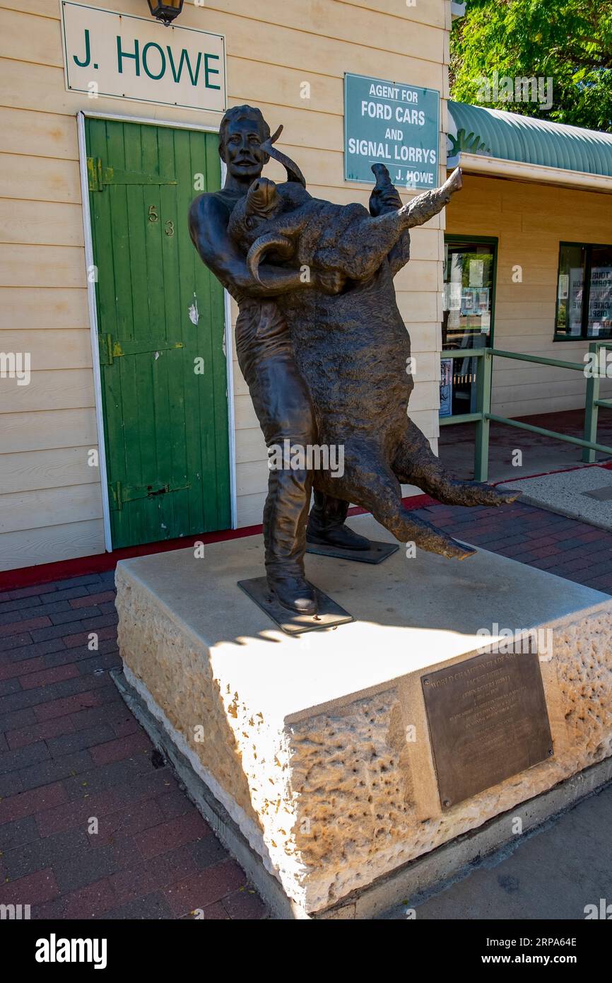 Monument à la mémoire de John Robert Howe alias Jackie Howe (10 juillet 1861 – 21 juillet 1920) un légendaire tondeur de moutons australien à la fin du 19e siècle, à Blackall, Queensland..il est devenu célèbre dans l'Australie pré-Fédération en 1892 quand il a battu les records quotidiens et hebdomadaires de cisaillement dans cette ville. Banque D'Images
